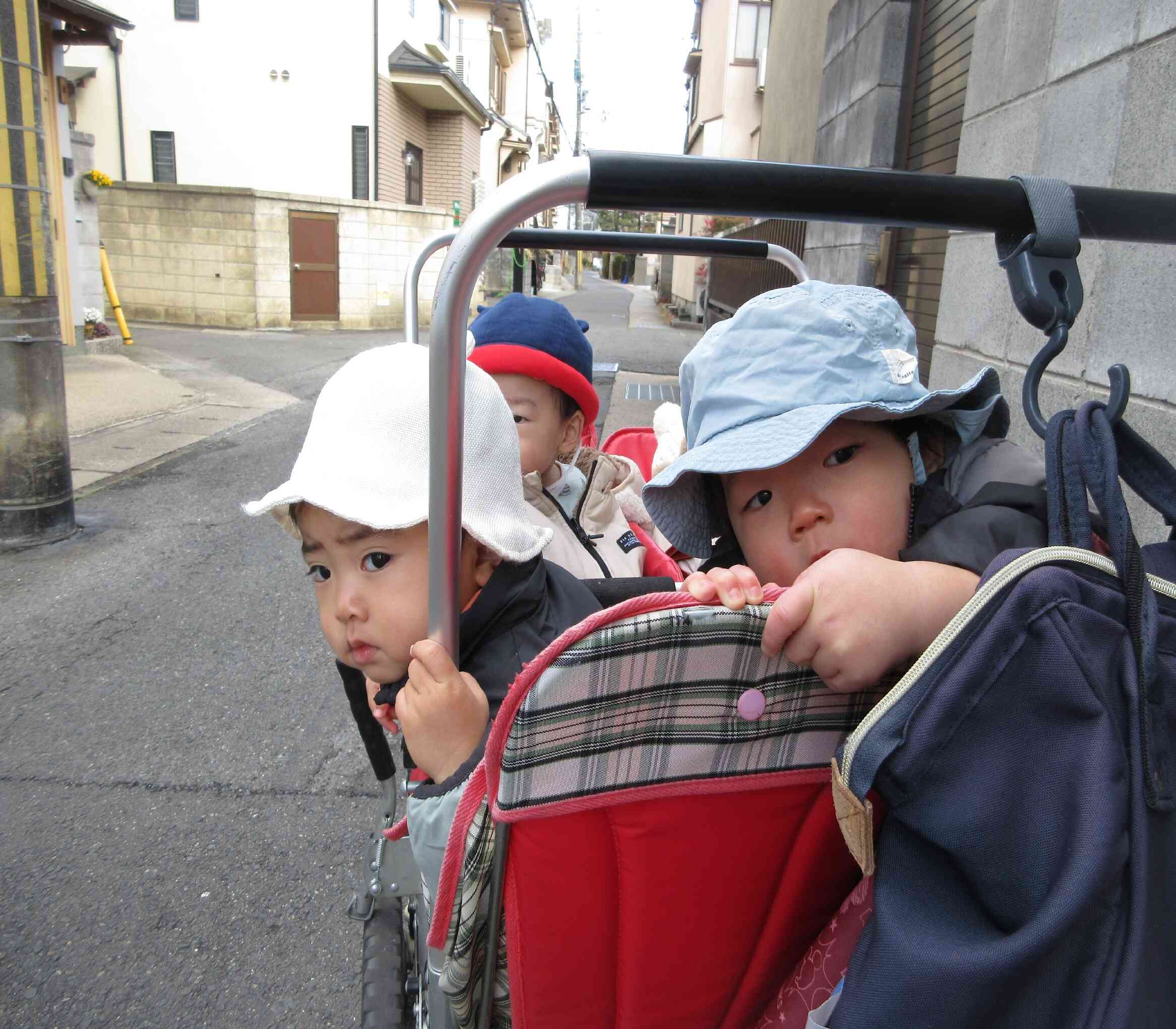 僕たちも、いるよ～！　みんな踏切から見える電車に夢中です！