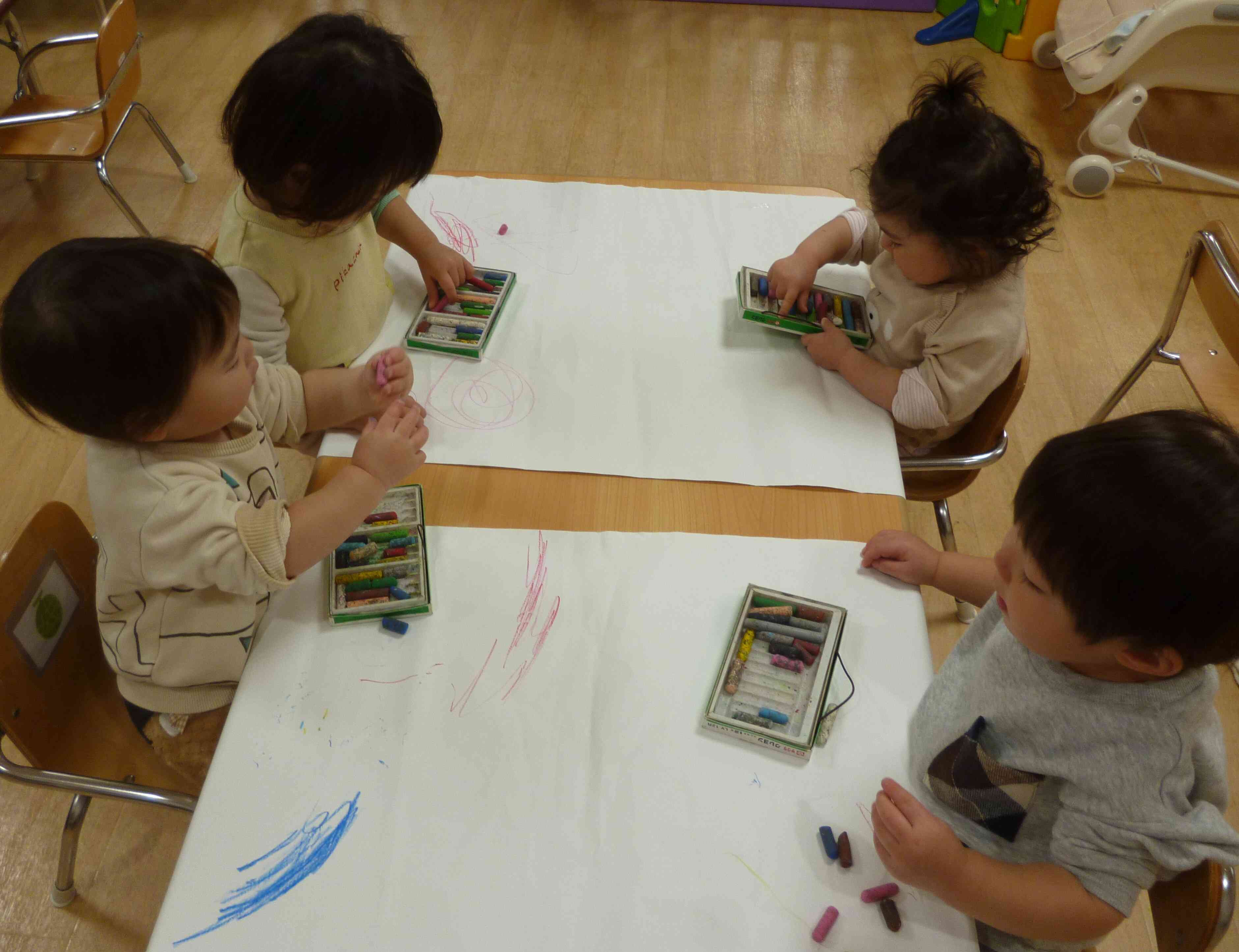 みんなでクレヨン遊び楽しかったね！