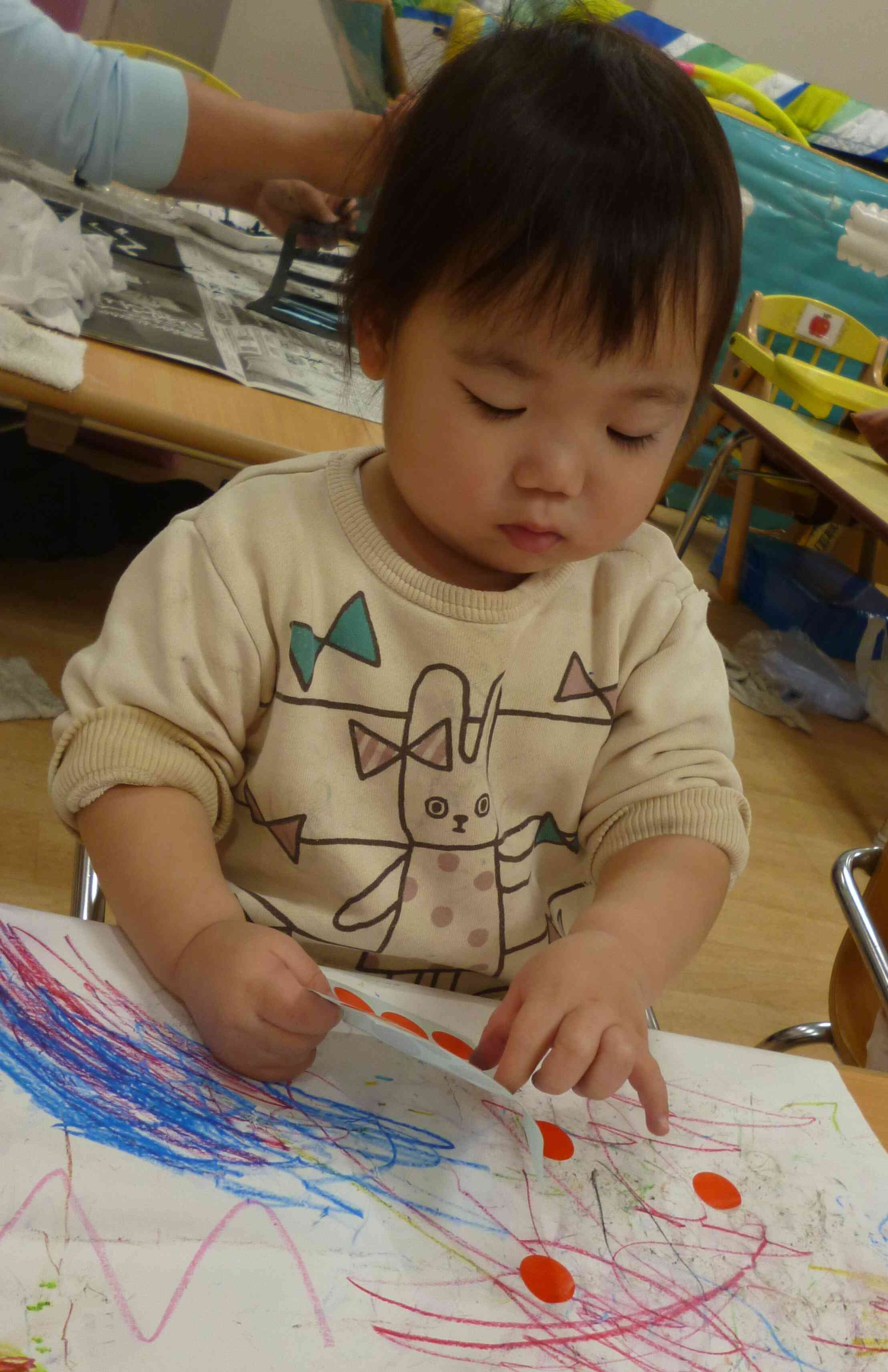 お絵描きの次はシール貼りに挑戦！