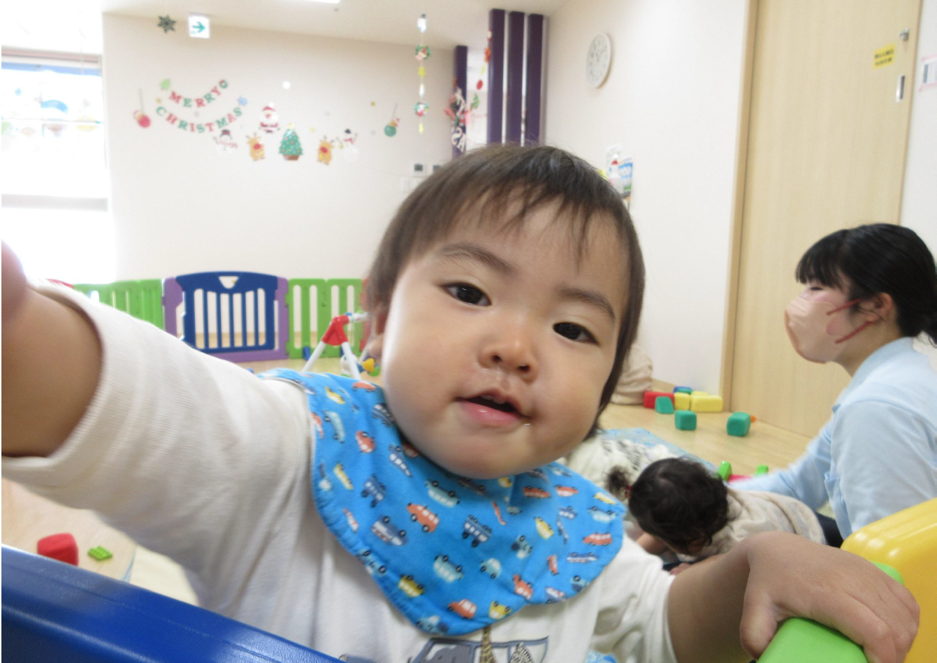 「先生これどうぞ!」おもちゃを貸してくれるそうです。