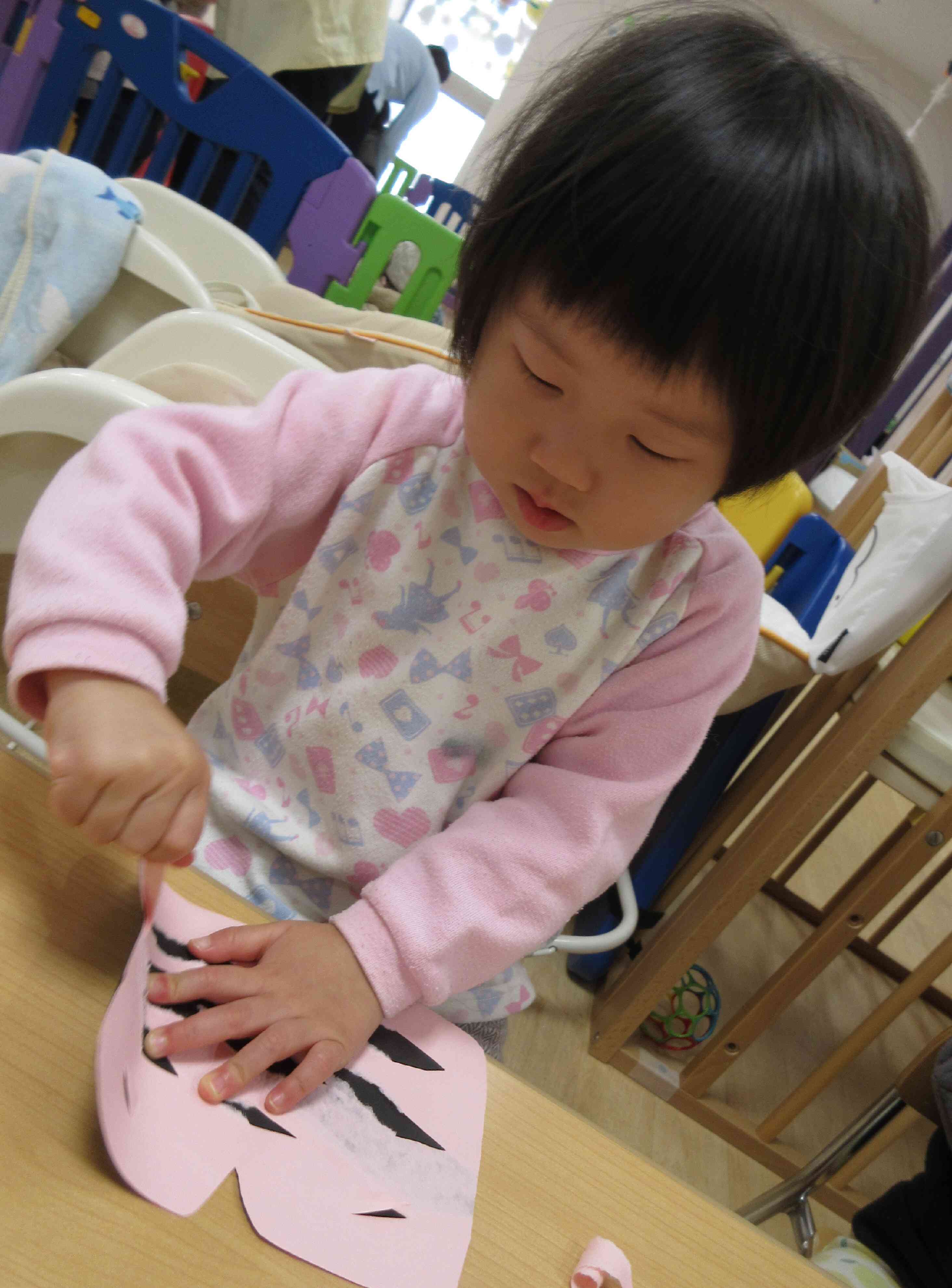 １歳児あひる組　鬼のパンツ製作