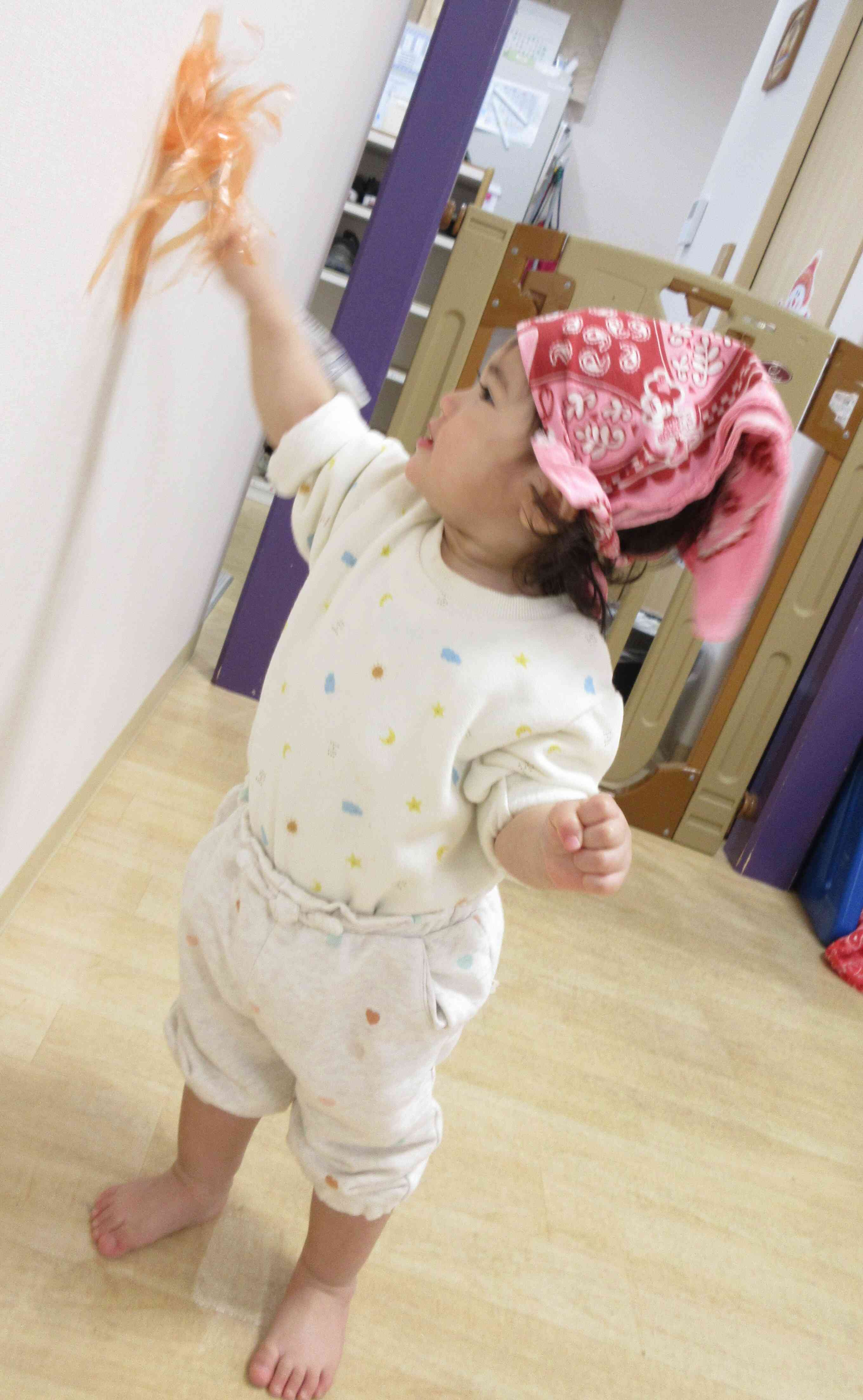 はたきを使って、お部屋をきれいにするよ★