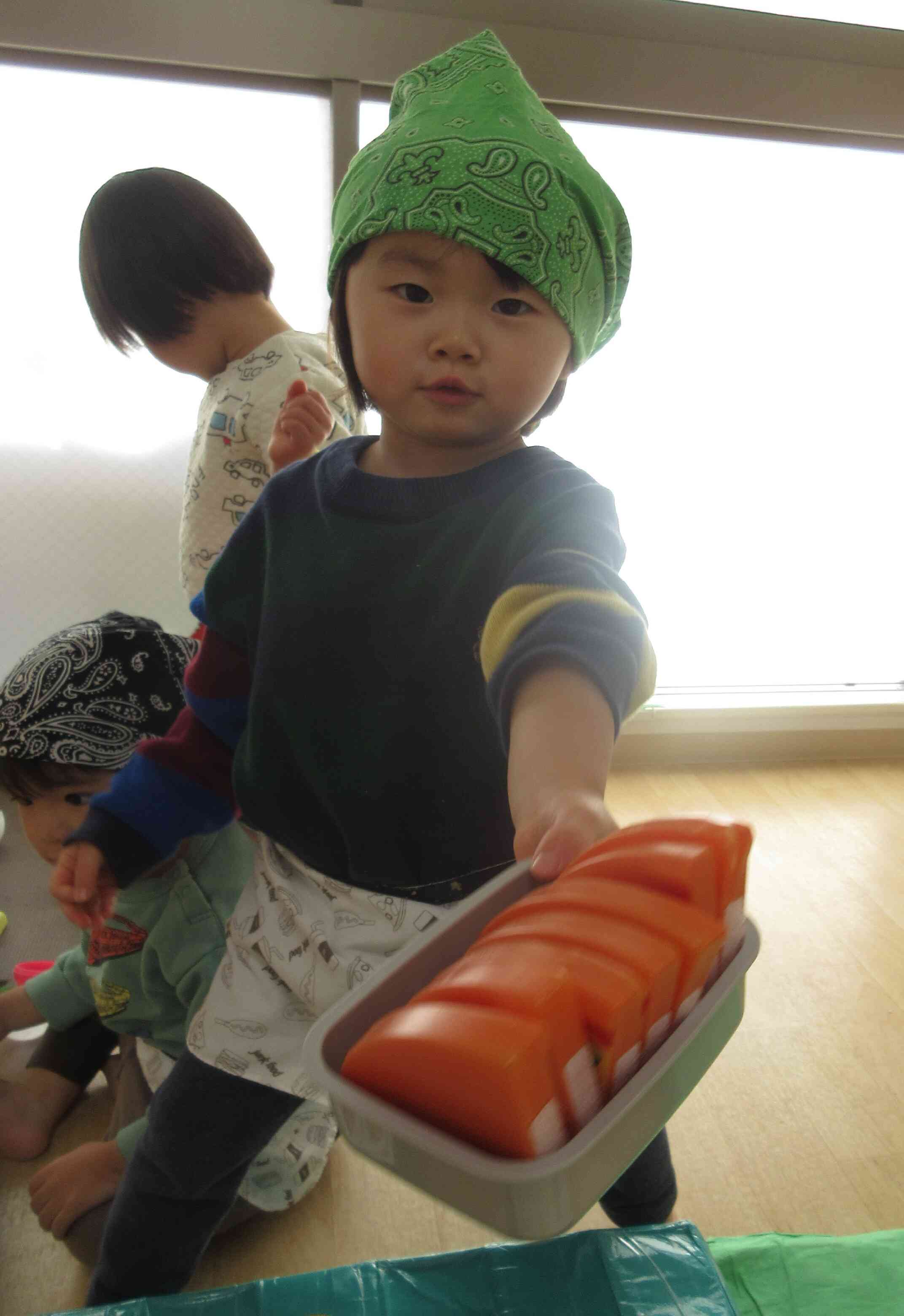 １・２歳児クラスおままごと遊びの様子