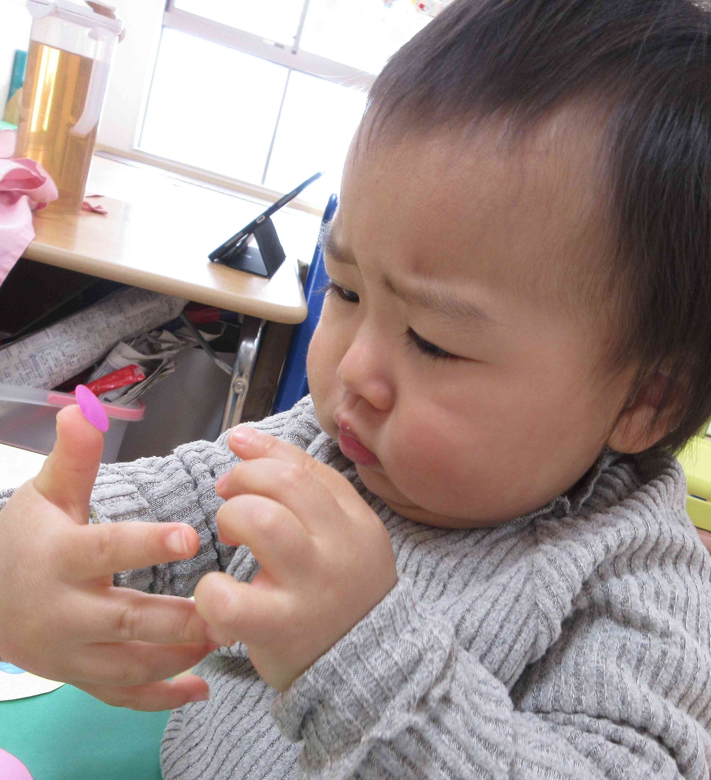 シールをペタっと・・