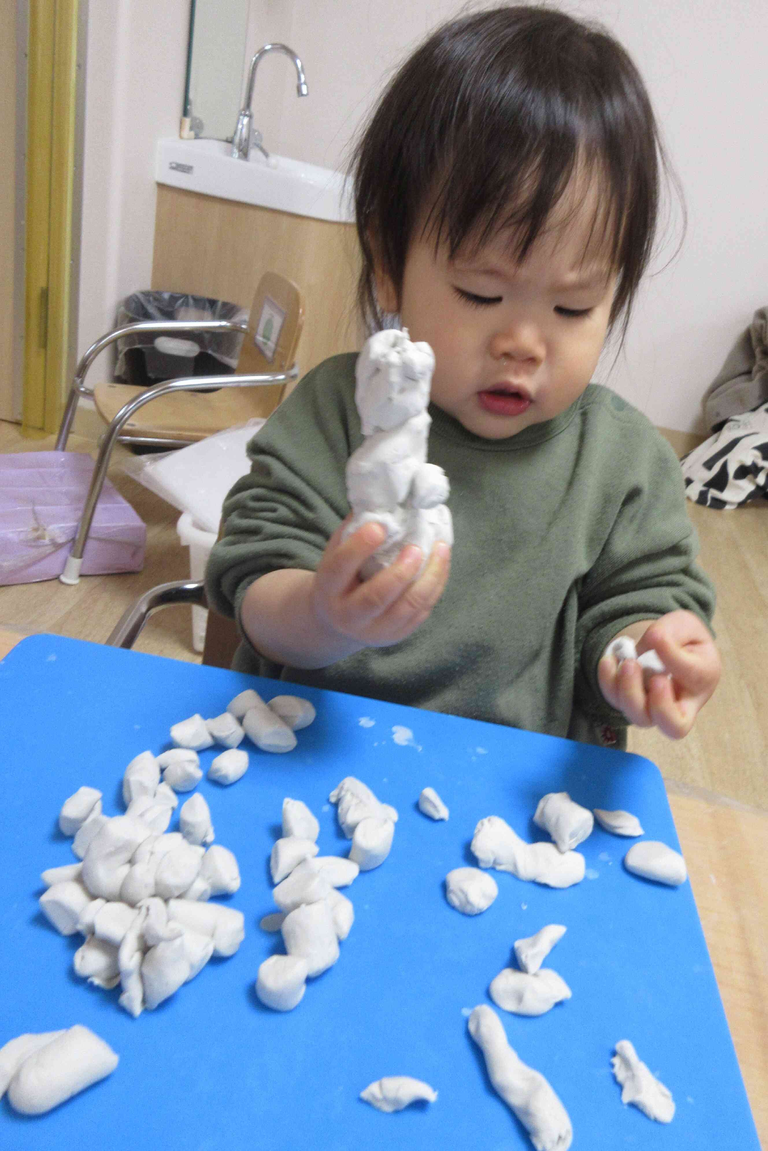 粘土で遊ぶの楽しいね！