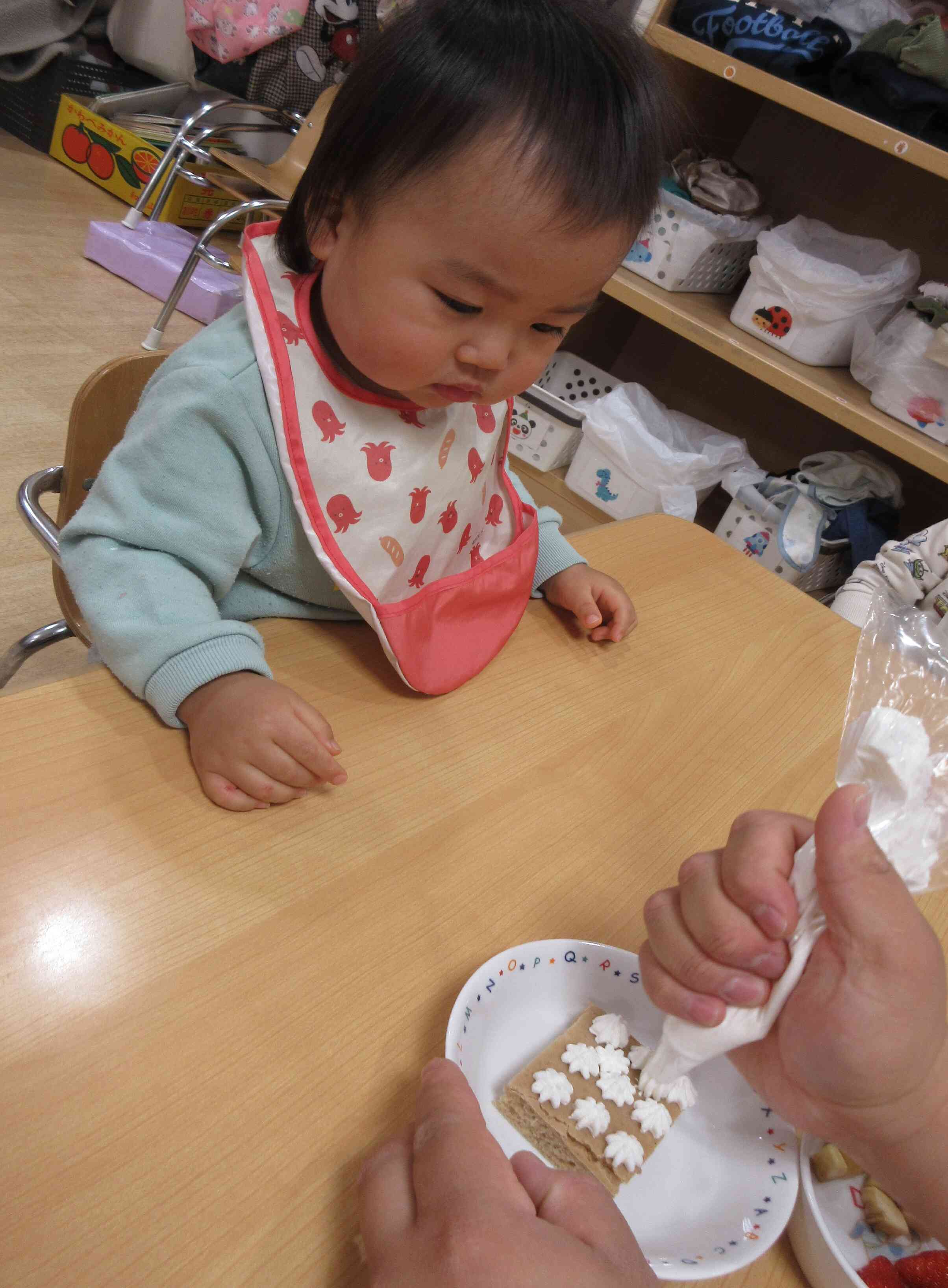 0歳児さんは先生がホイップのお手伝い！