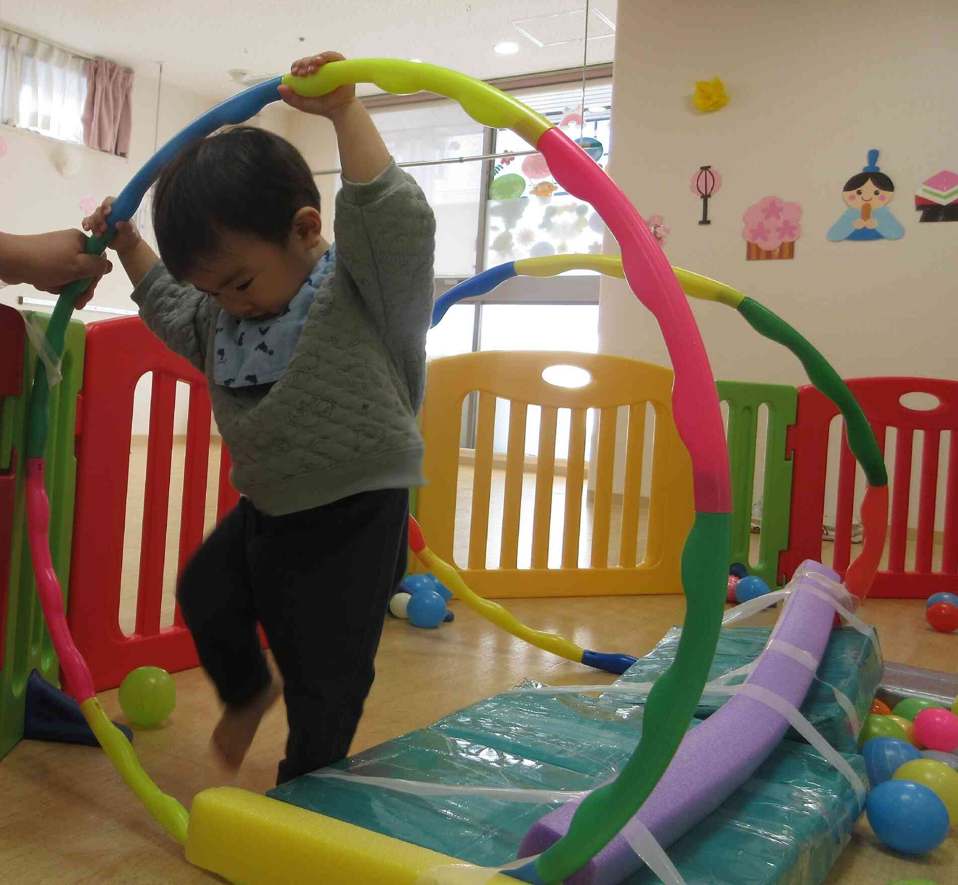 次は、フラフープのトンネルだぁ～！