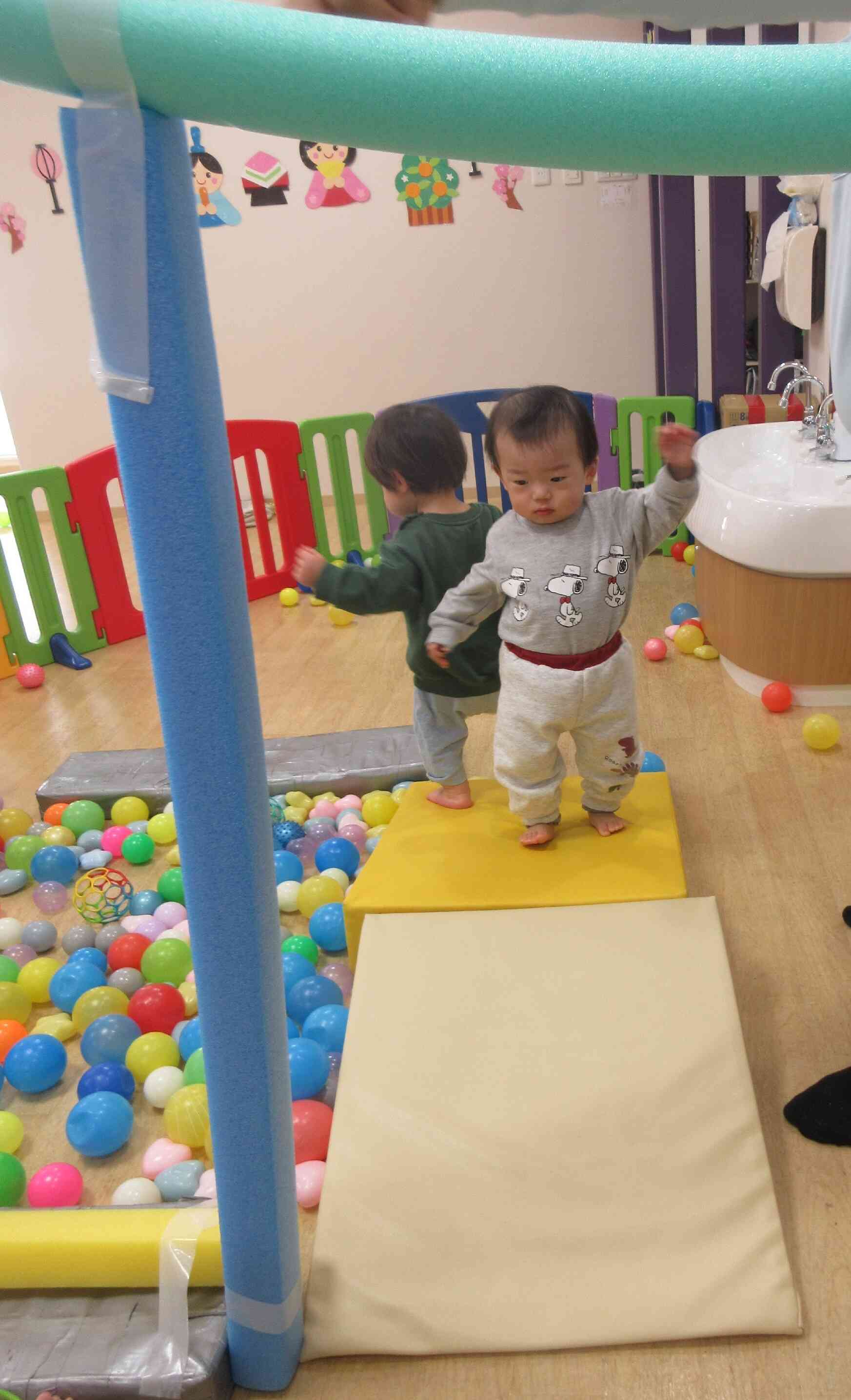 お部屋の中でも、い～っぱい動いて遊んでいるよ！