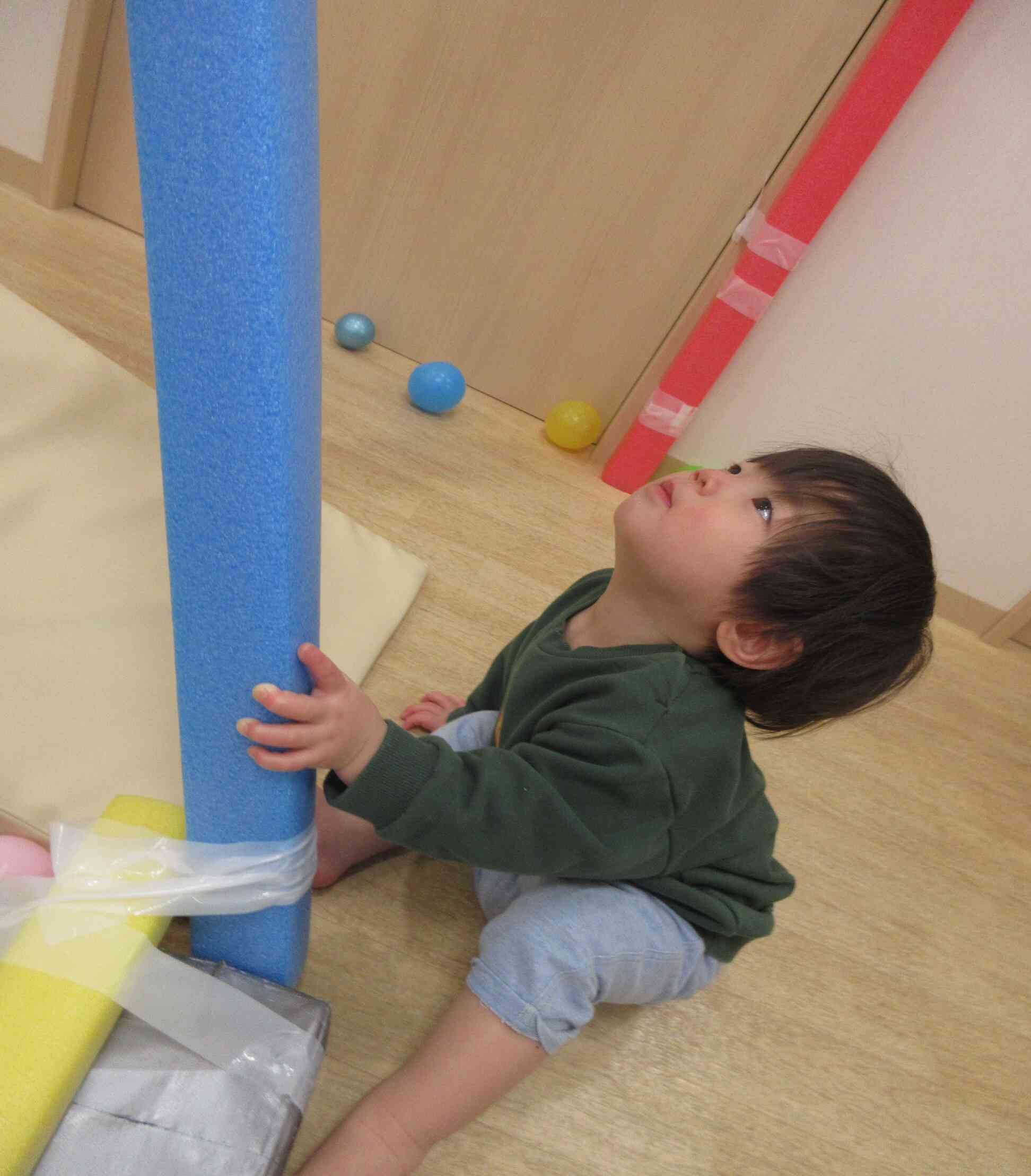 この柱はどうなっているのかな～？楽しみ方は自由！まるで研究者のような眼差しです！