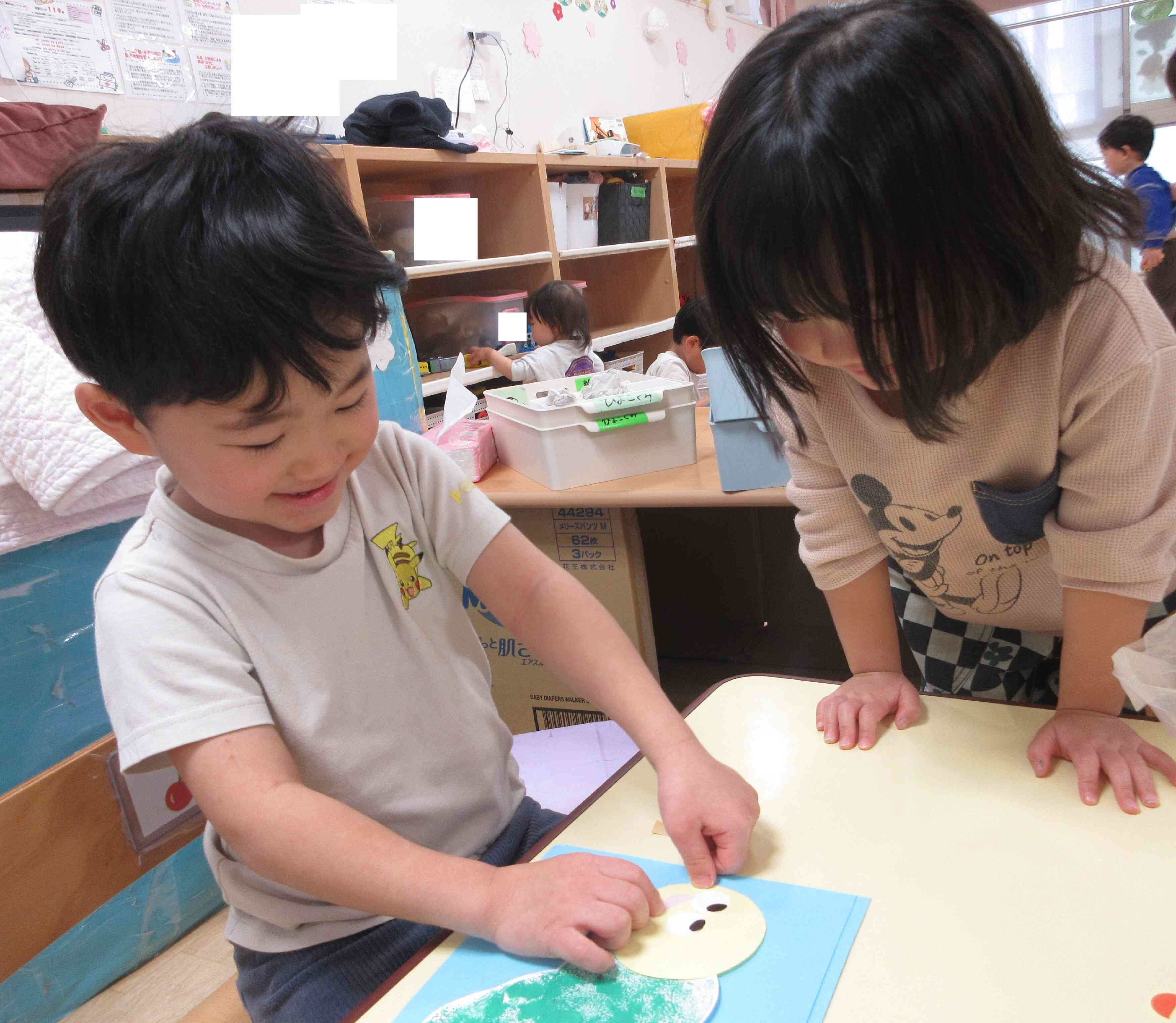 お顔のシール貼ったよ☆