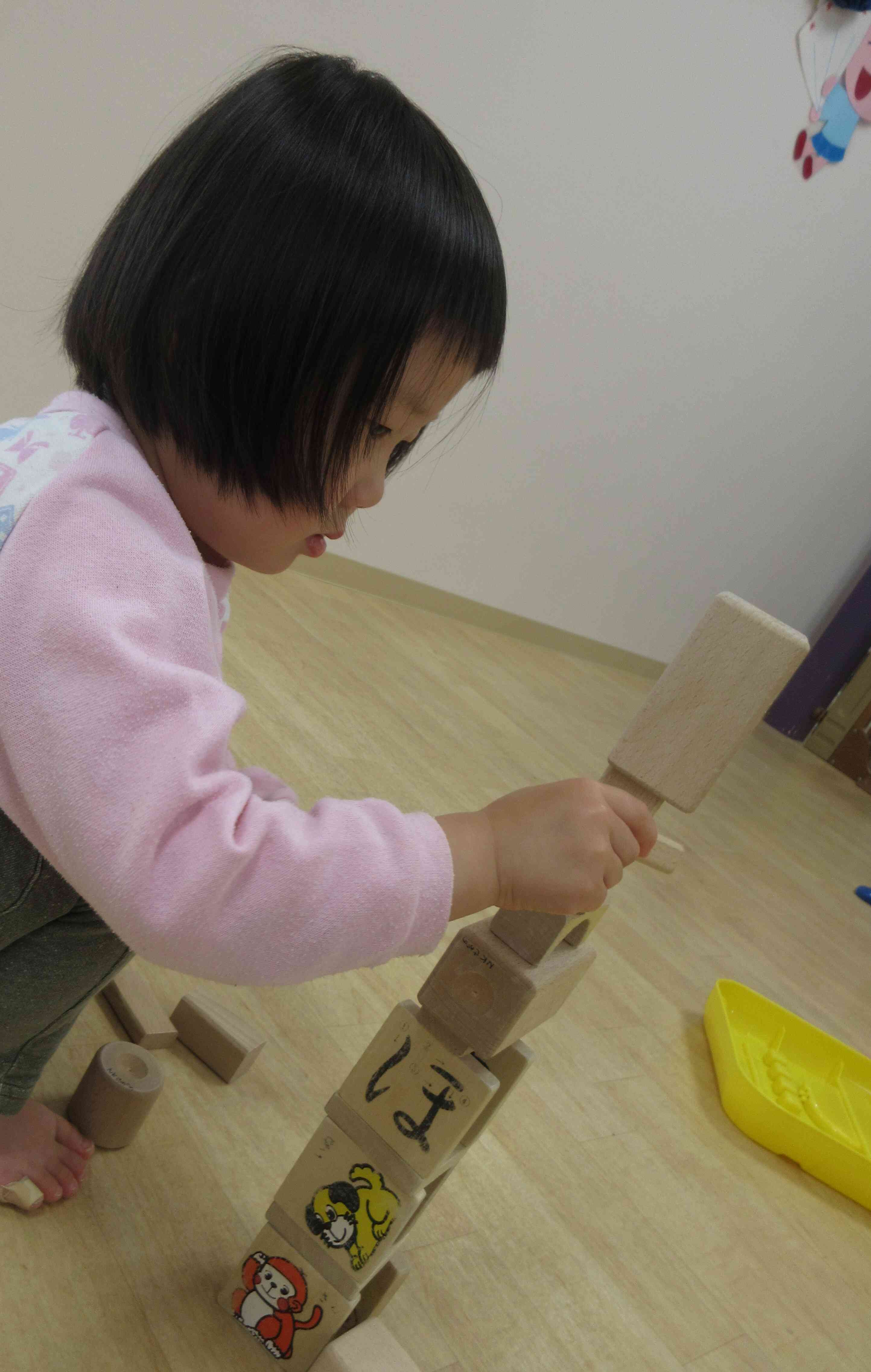 お友だちの積み方を真似して…♪