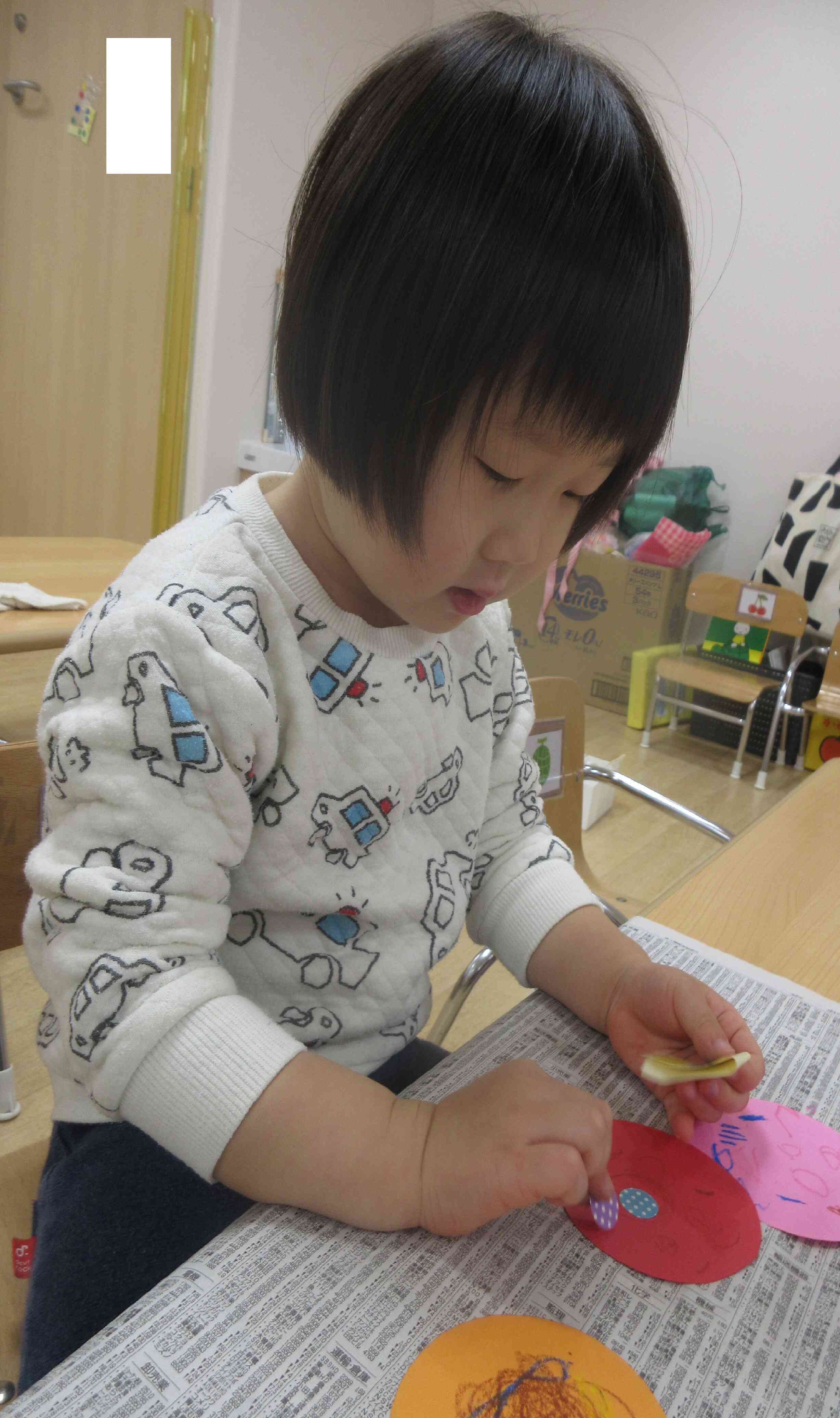 シール貼りも、どんどん器用に、スムーズに☆