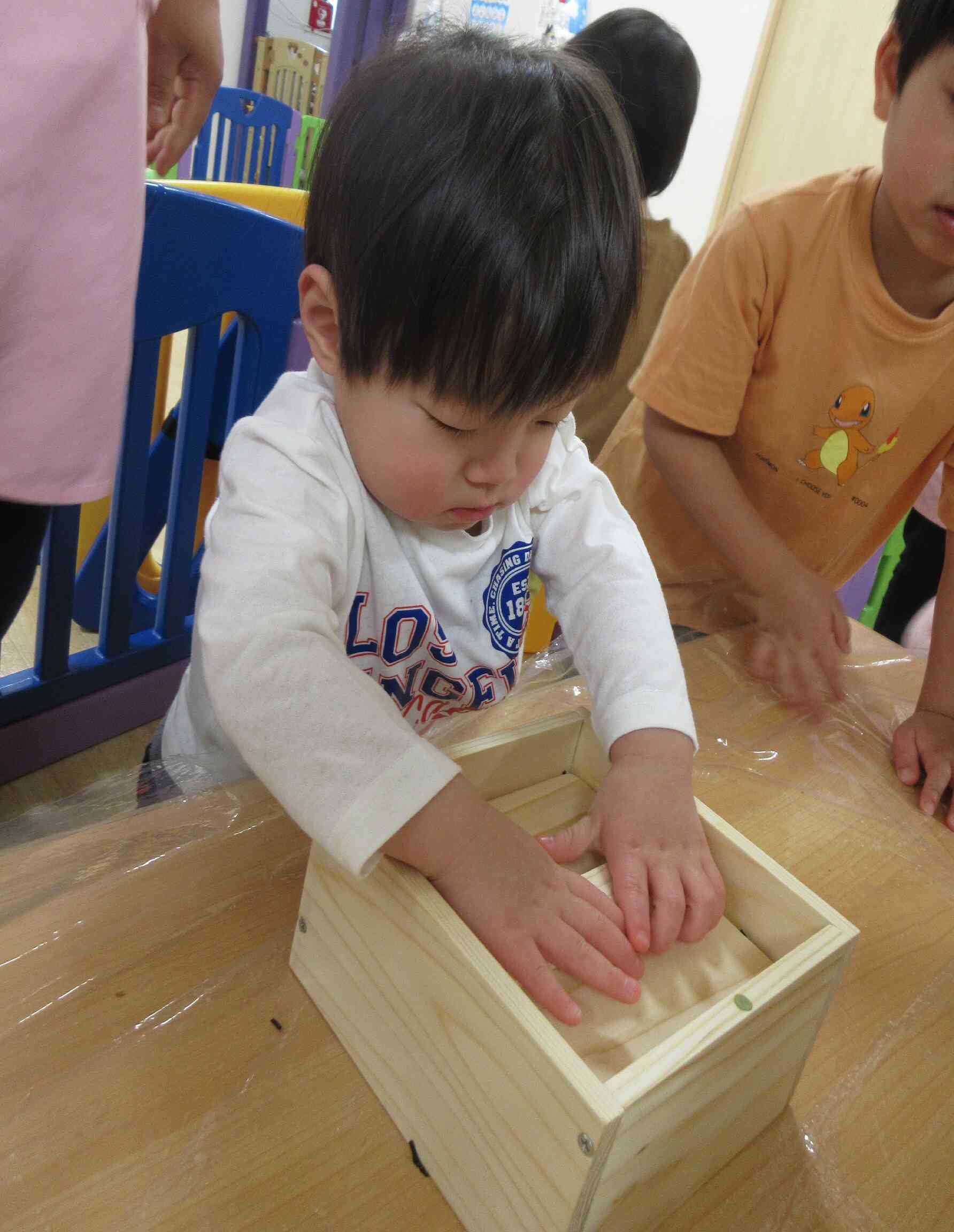 ぼくもがんばるよ～！と、お兄ちゃん、お姉ちゃんをみて、やってみます！ぎゅ～！