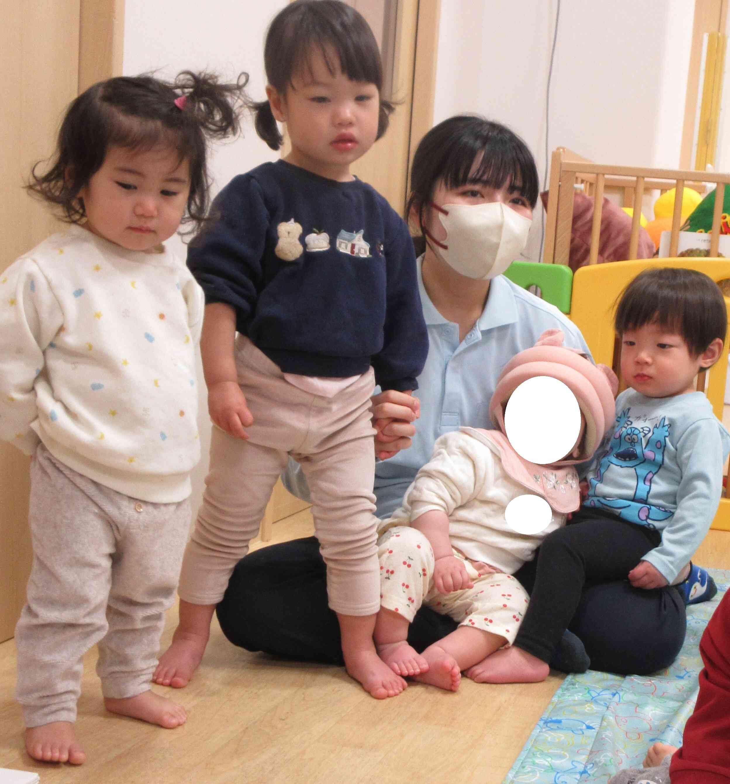 少しドキドキしているお友だちも先生のそばなら安心！