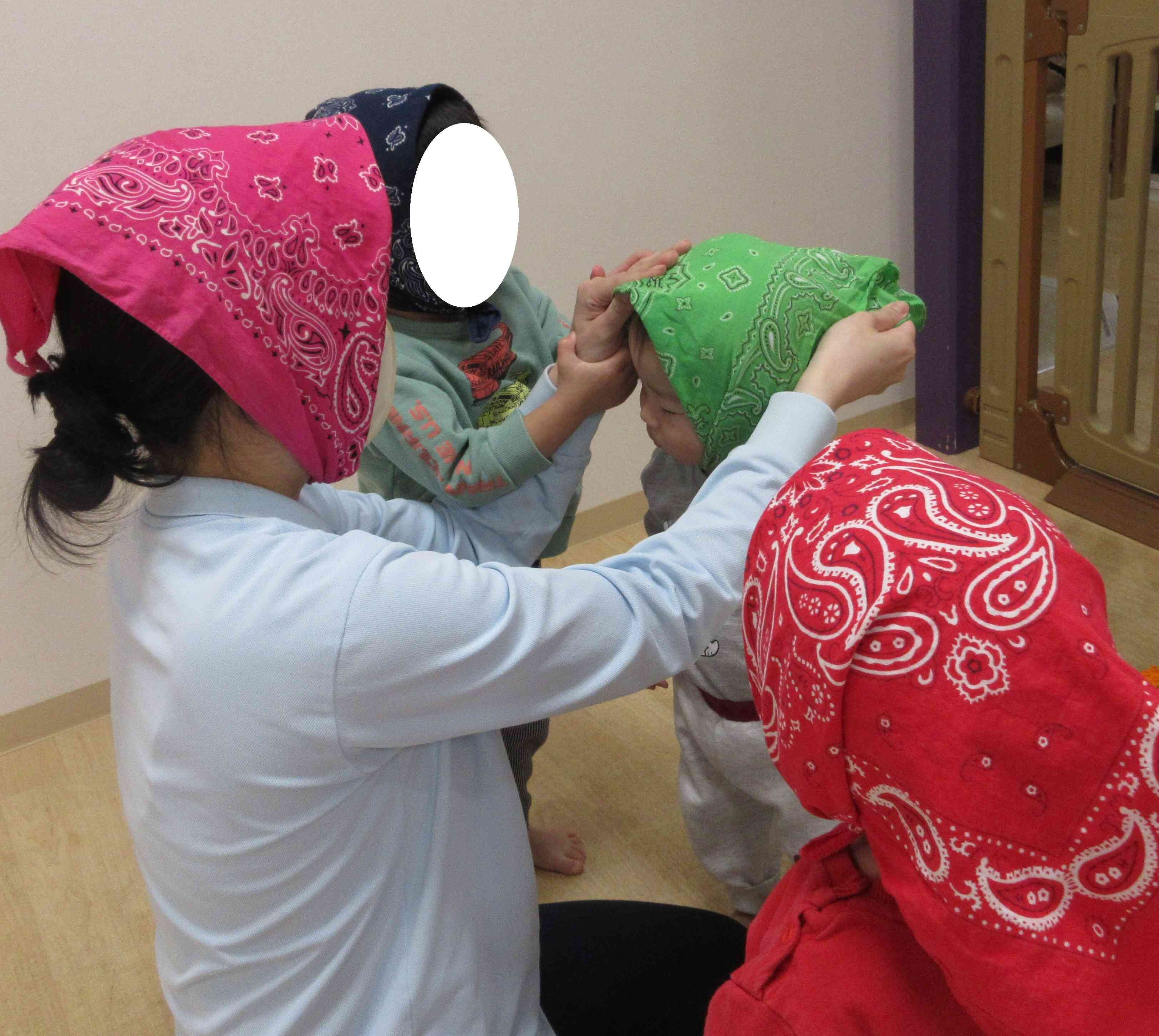 みんなでバンダナを付けて…