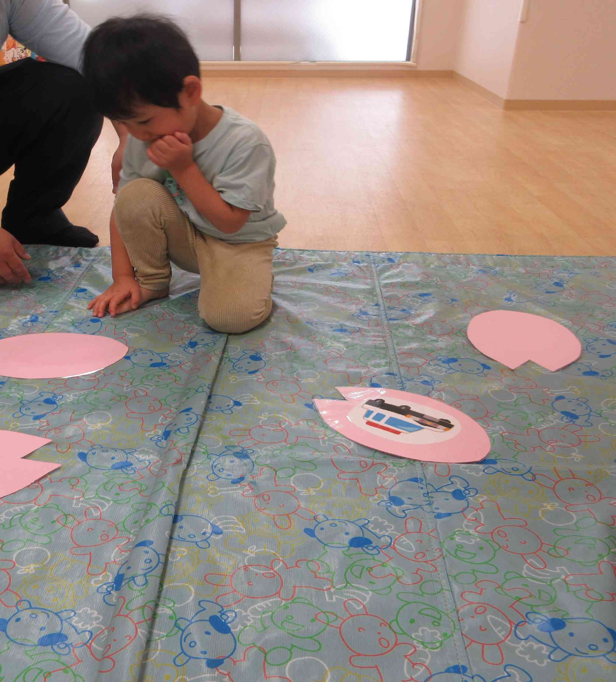 うさぎ組さんは、さっきやっていたお友だちを思い出して、楽しんでいました！「たしか～ここらへんだったよな～」