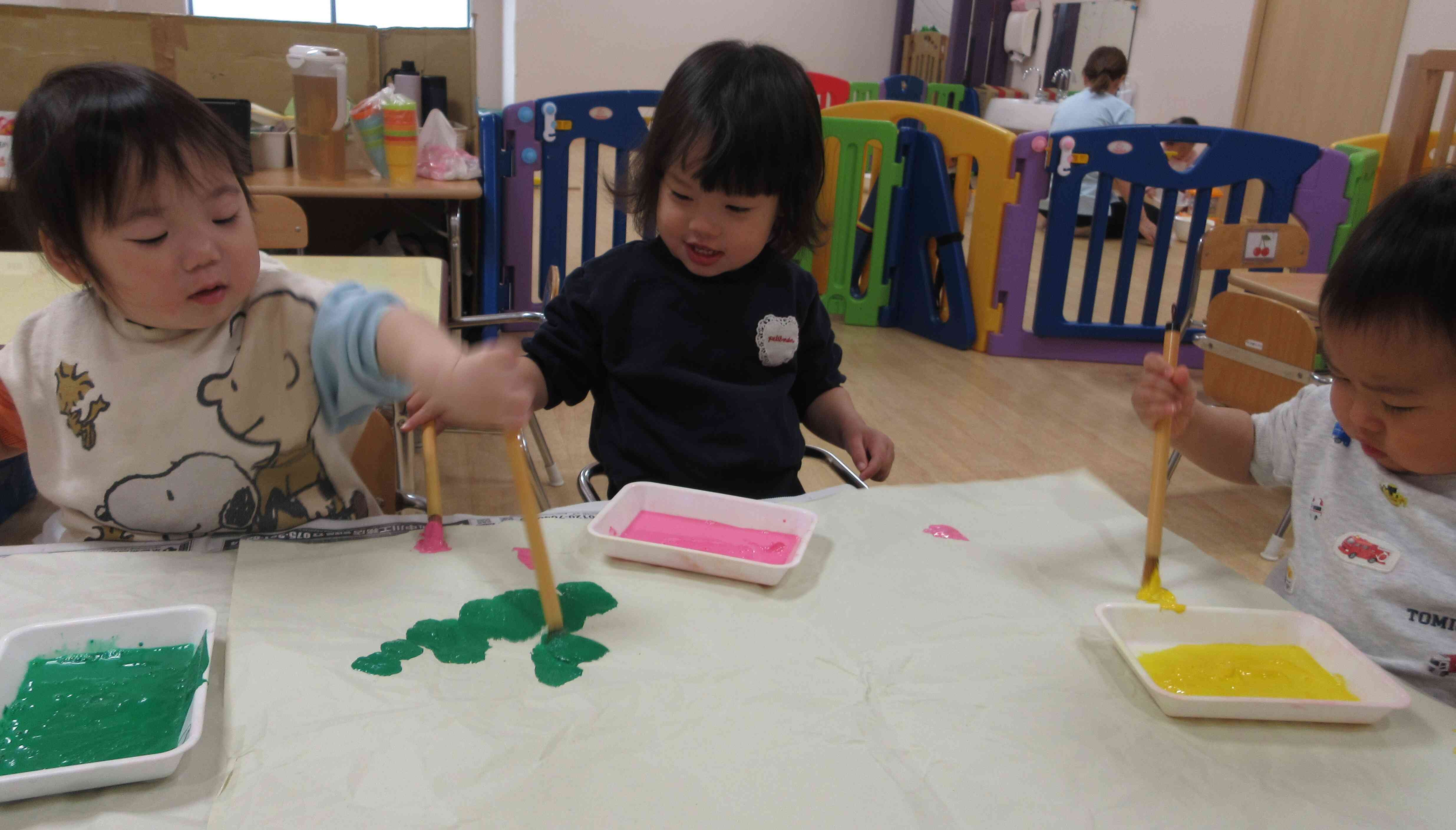 みんなで好きな色を選んで「ぬりぬりぬり…！」