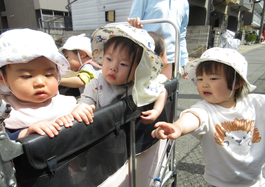 バギーの乗り心地はどうかな！あっちに電車が見えるよ！