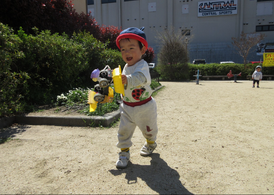 「せんせ～い、一緒にあそぼう」いっぱい走るぞ～