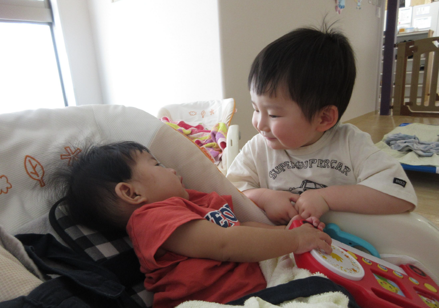 異年齢児とのふれあいも大切にしています。