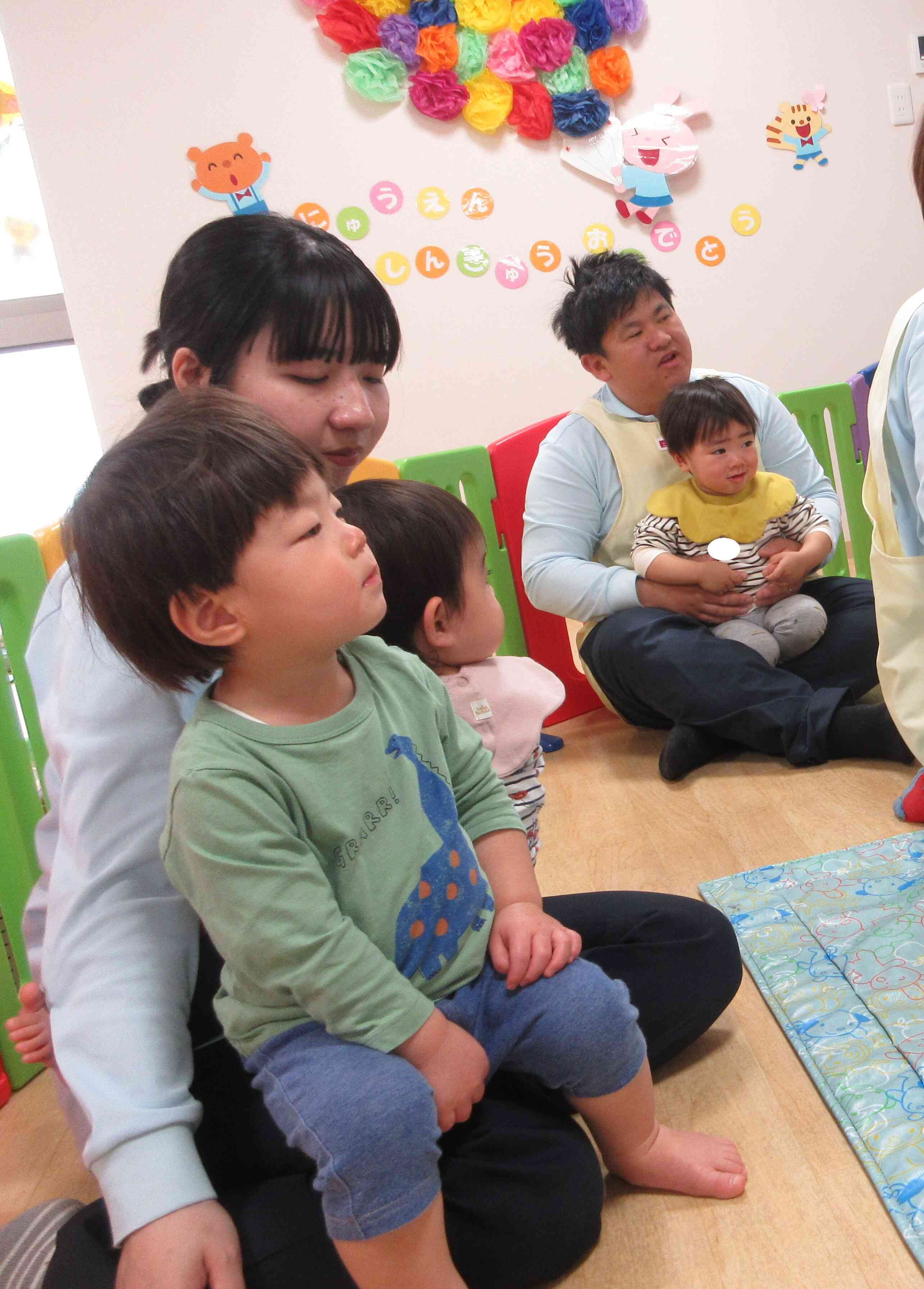 保育者のお膝の上に座ってお話聞いたよ！