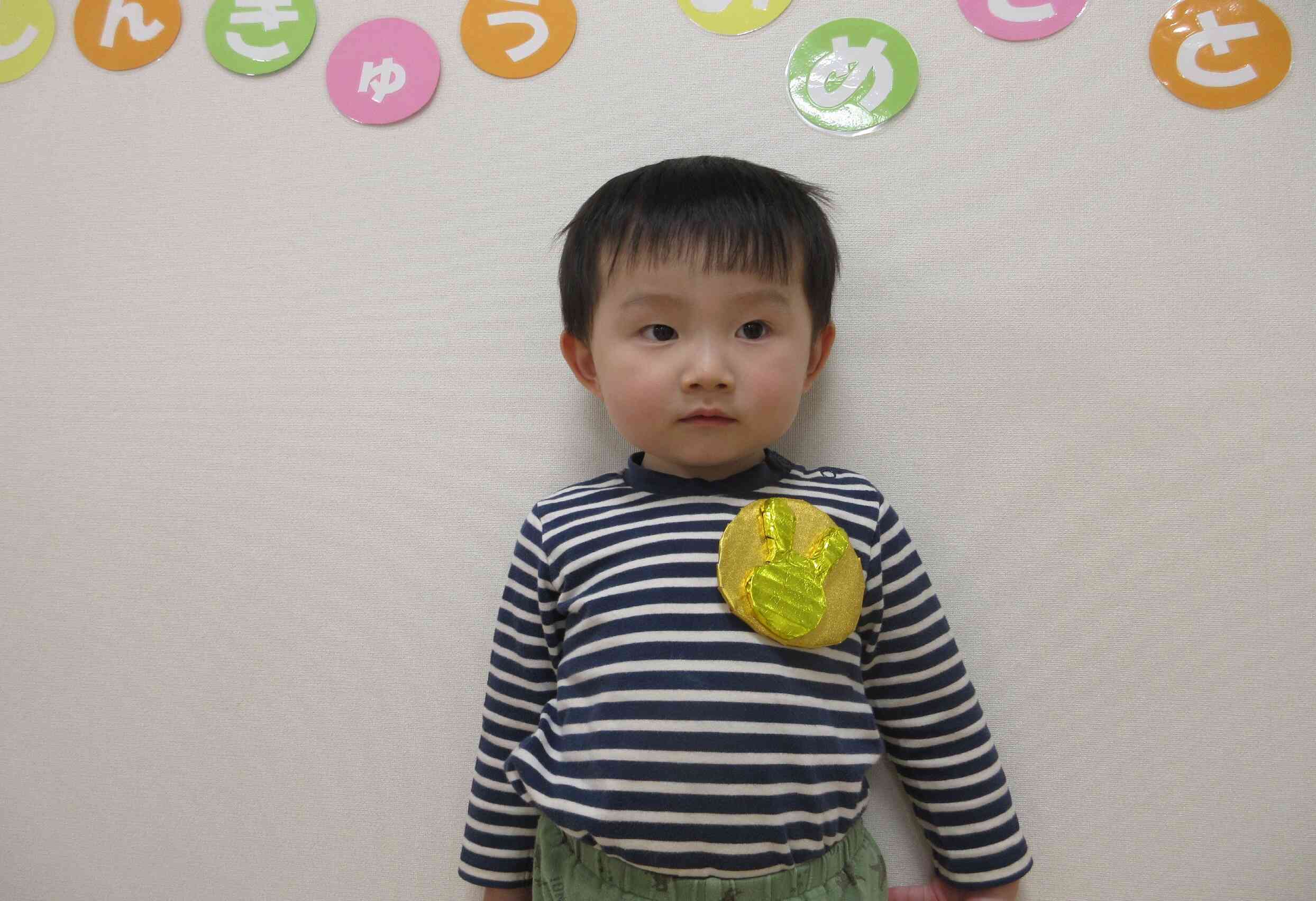 金ぴかのバッチをつけて、進級おめでとう！