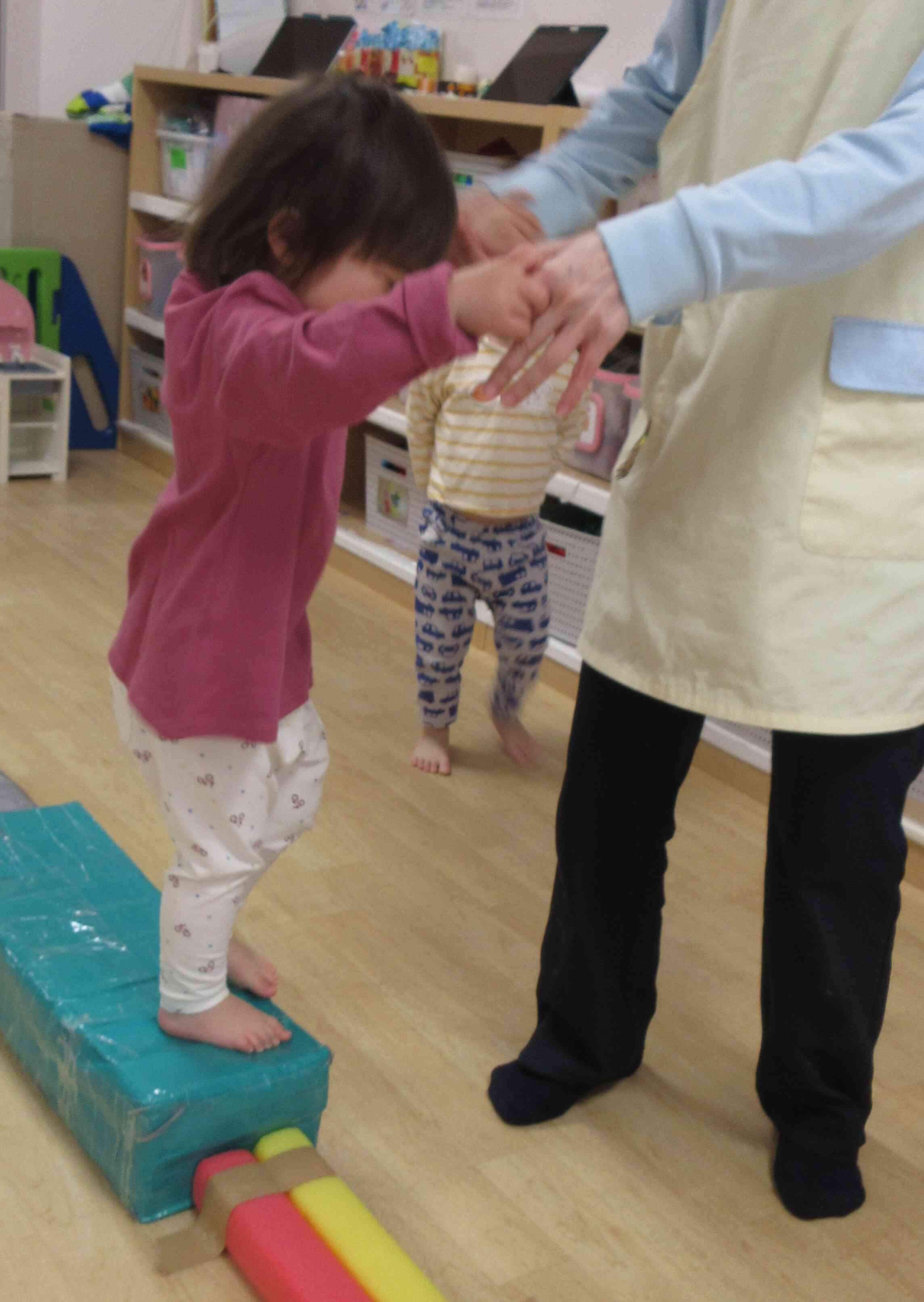 先生と手を繋いで渡ると安心！