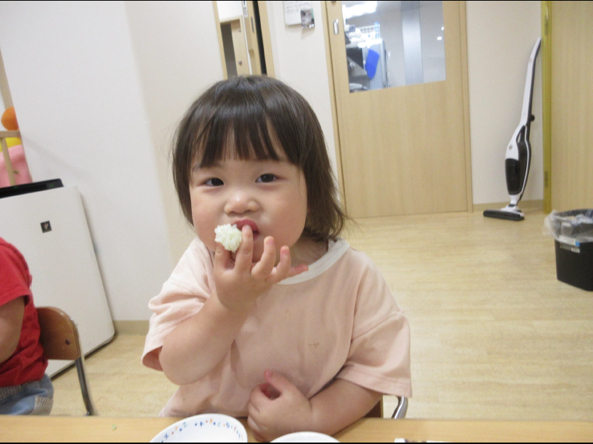 そら豆おにぎりモグモグモグ！