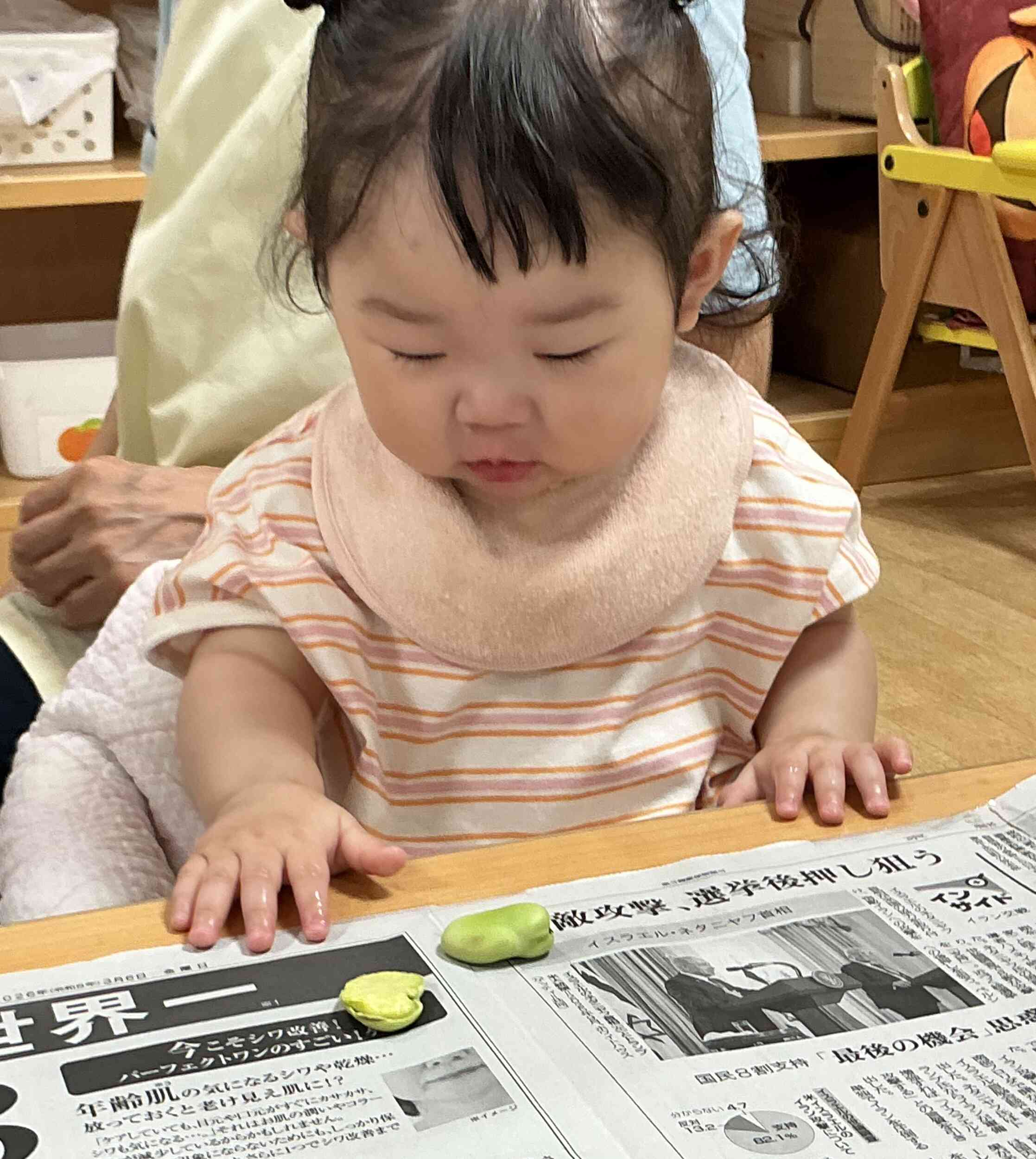 そら豆の中を観察中！