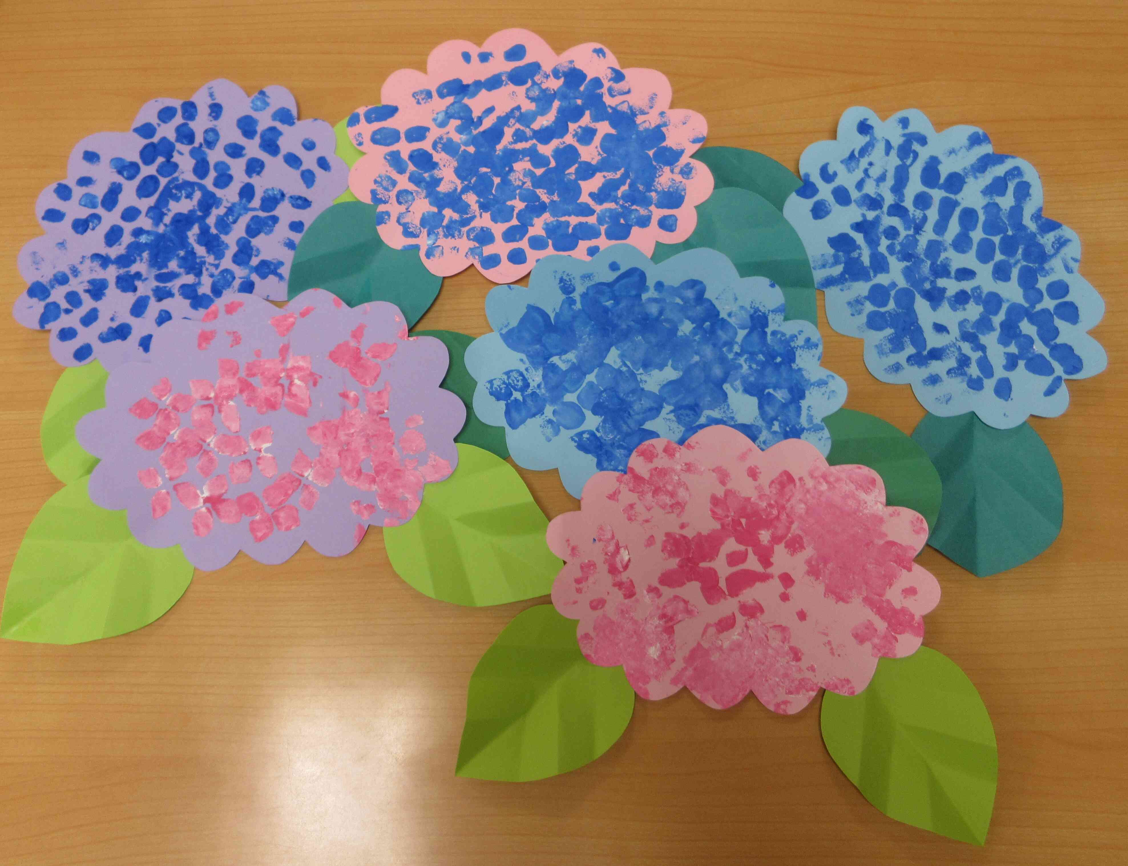 １歳児あひる組　あじさい製作