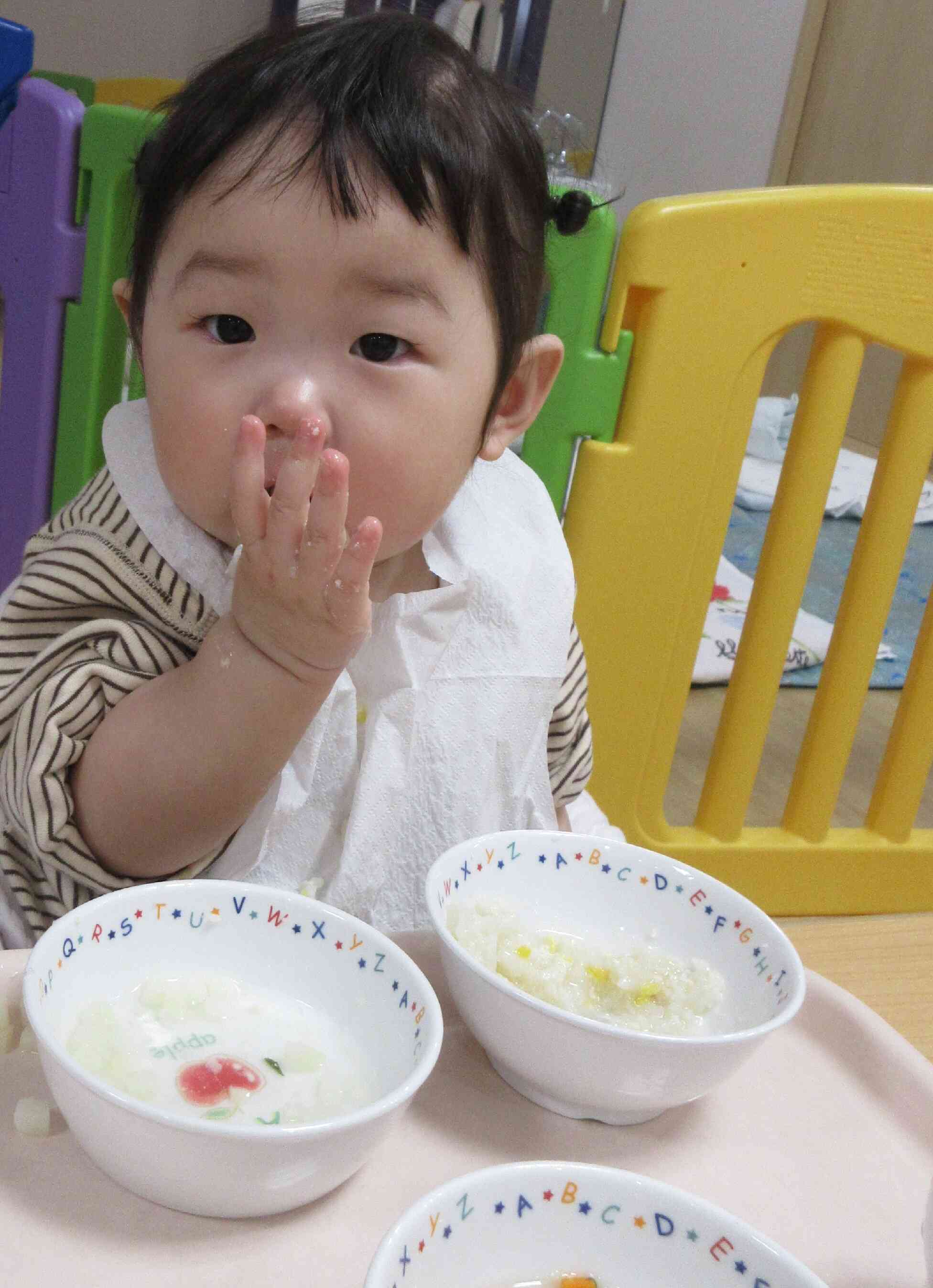 手づかみ食べができるようになったよー！