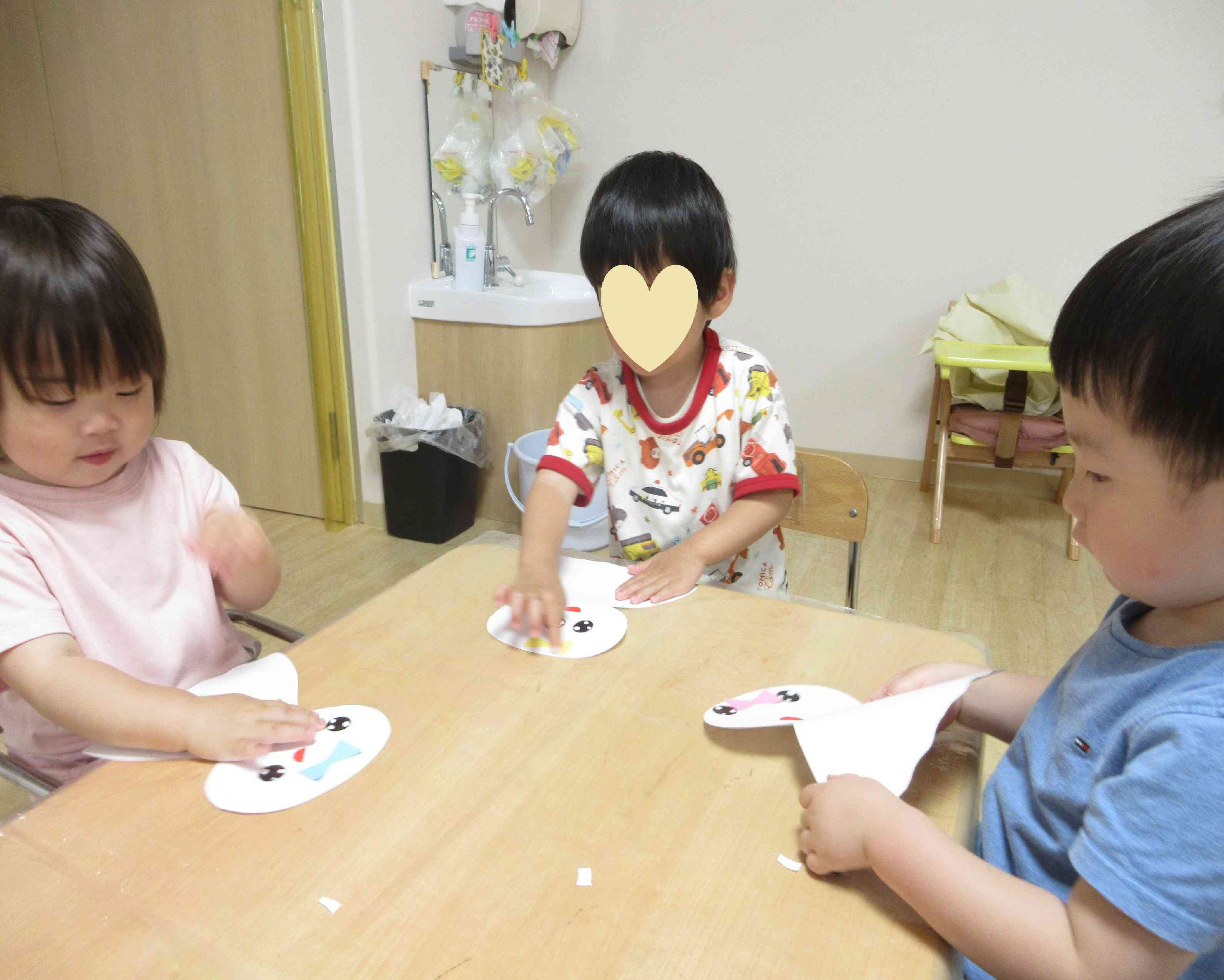 リボンも付けたよ！　ほかのお友だちはどこに貼っているかな？と観察している姿も見られました★