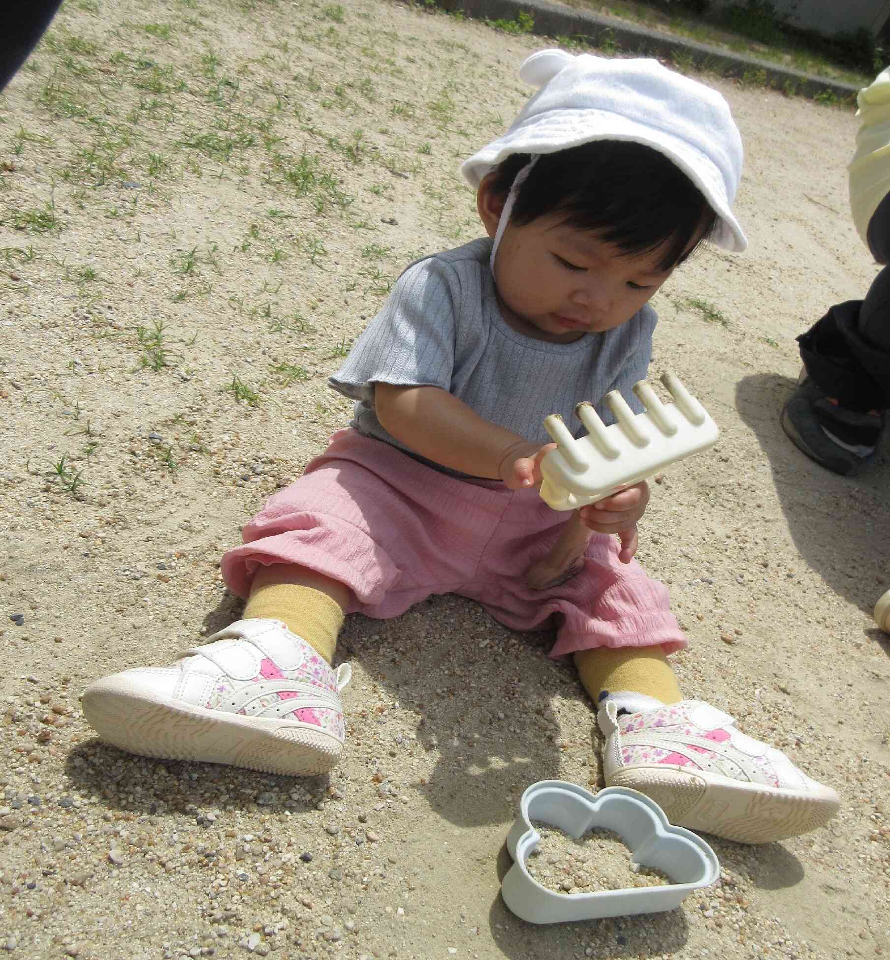 ０歳児さんもおもちゃに夢中♡