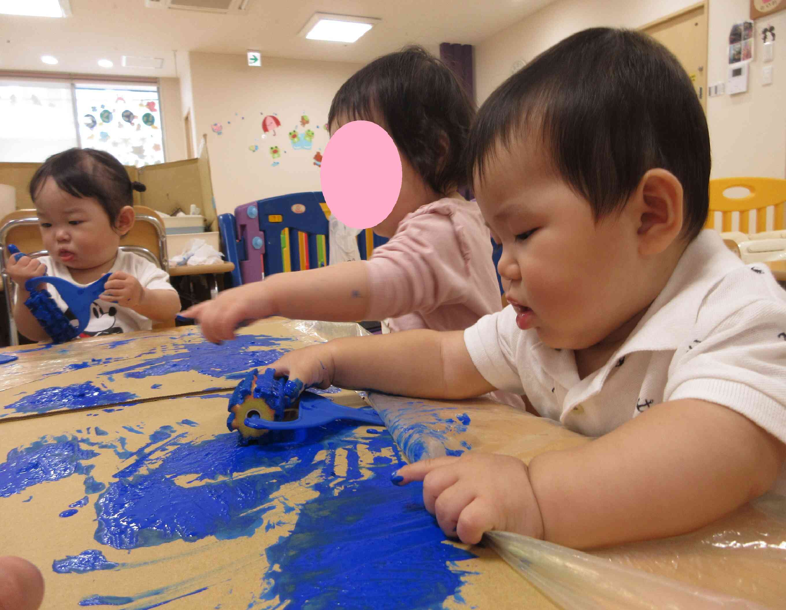 手や筆、ローラーでころころ～！いろんなものを使って、塗っていくよー！