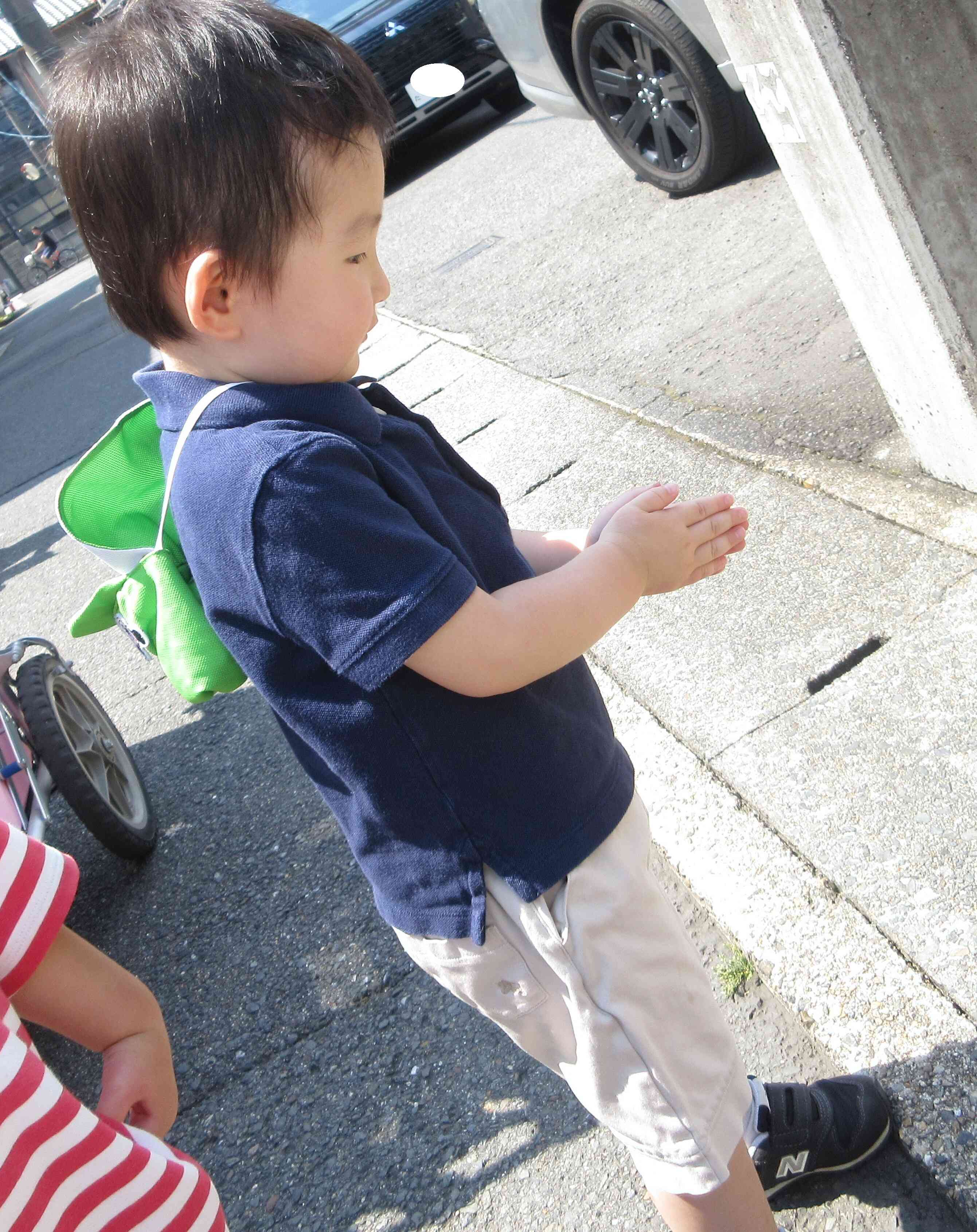 お地蔵さんに「こんにちは！」