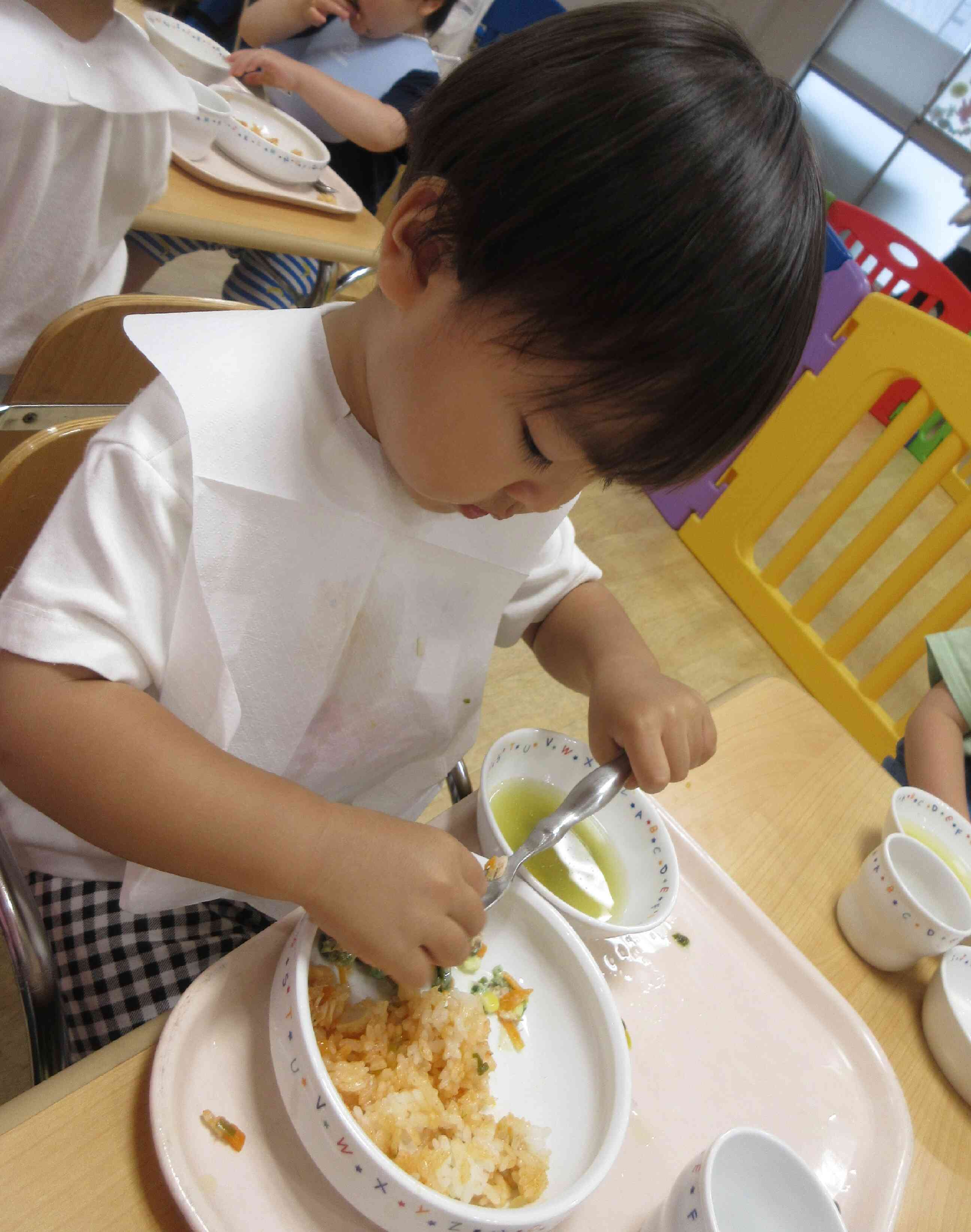 お給食にピーマンが出たよ！食べてみよう！☆ミ
