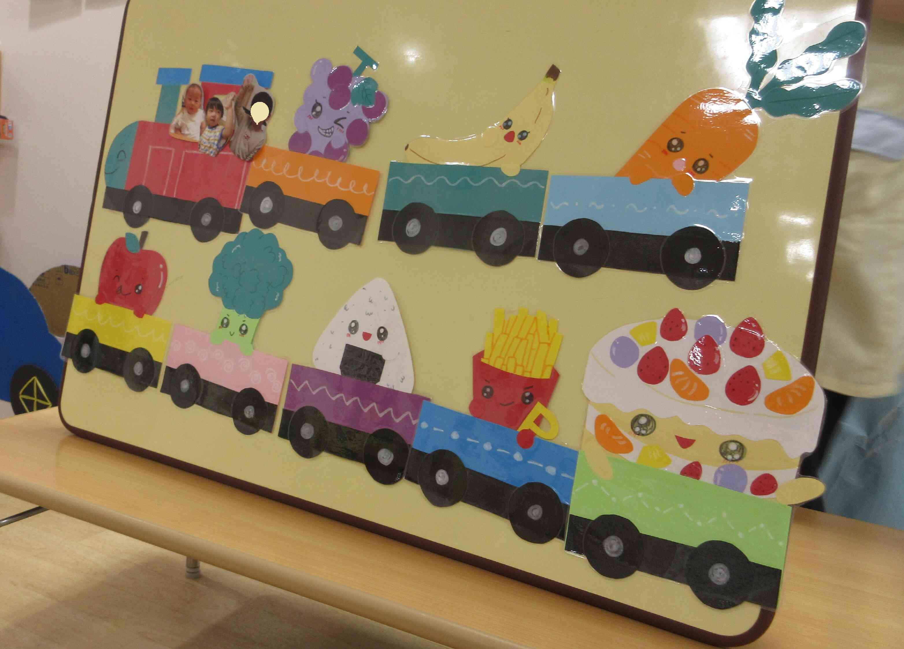 お楽しみは『食べ物列車』のペープサート！