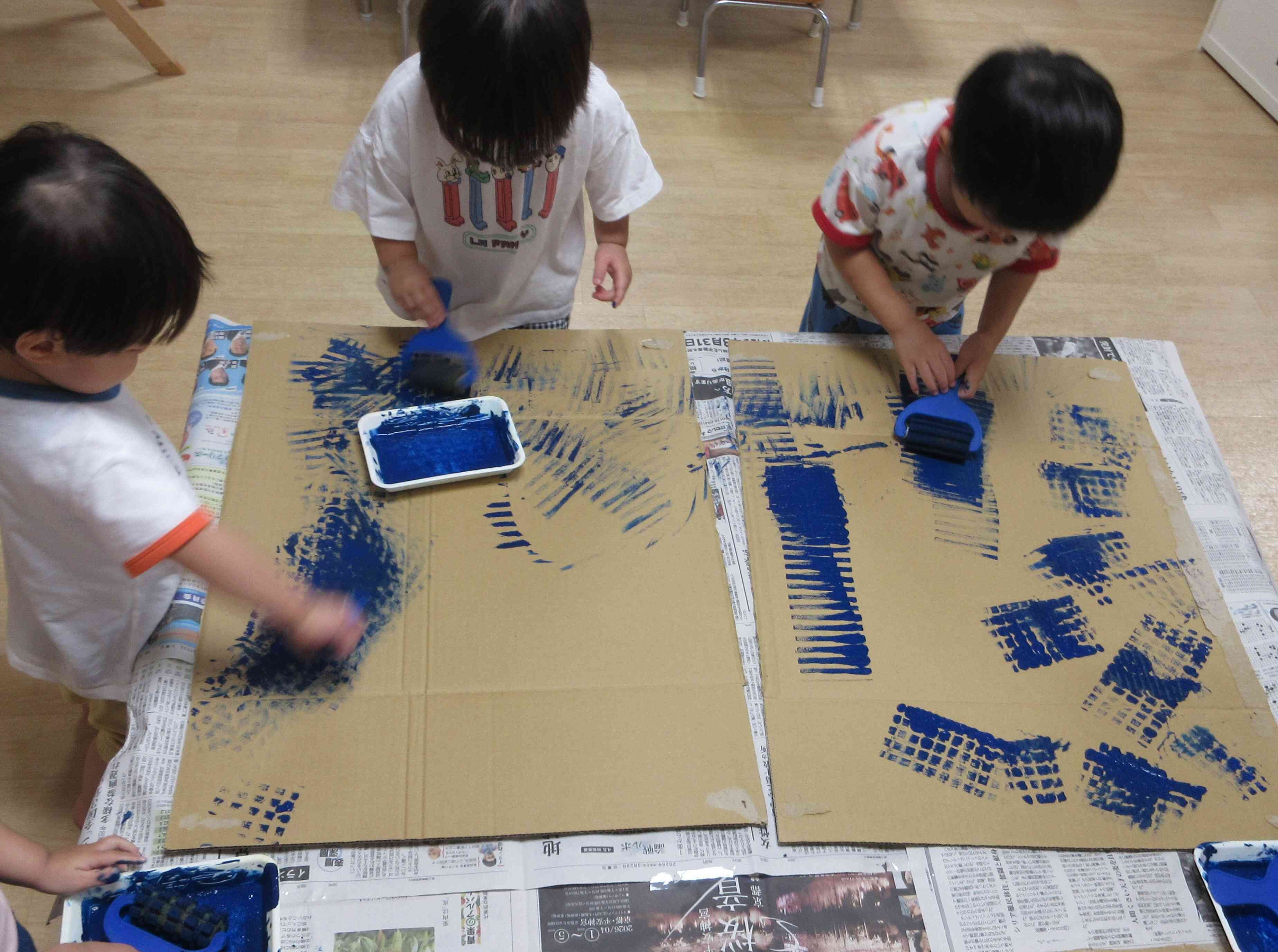 ローラーを使って絵の具遊び！