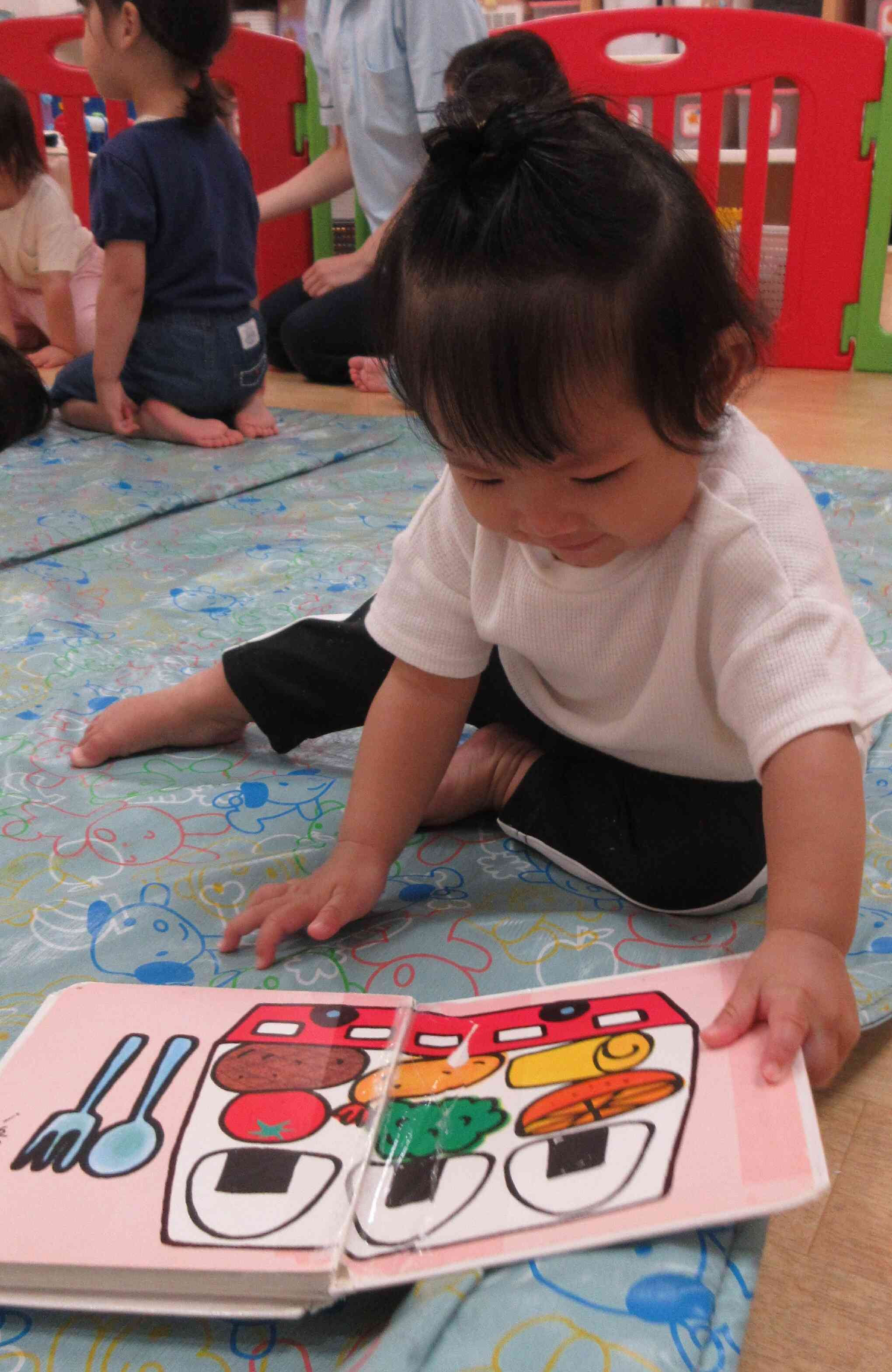 お部屋に帰ってからは絵本を見たよ！