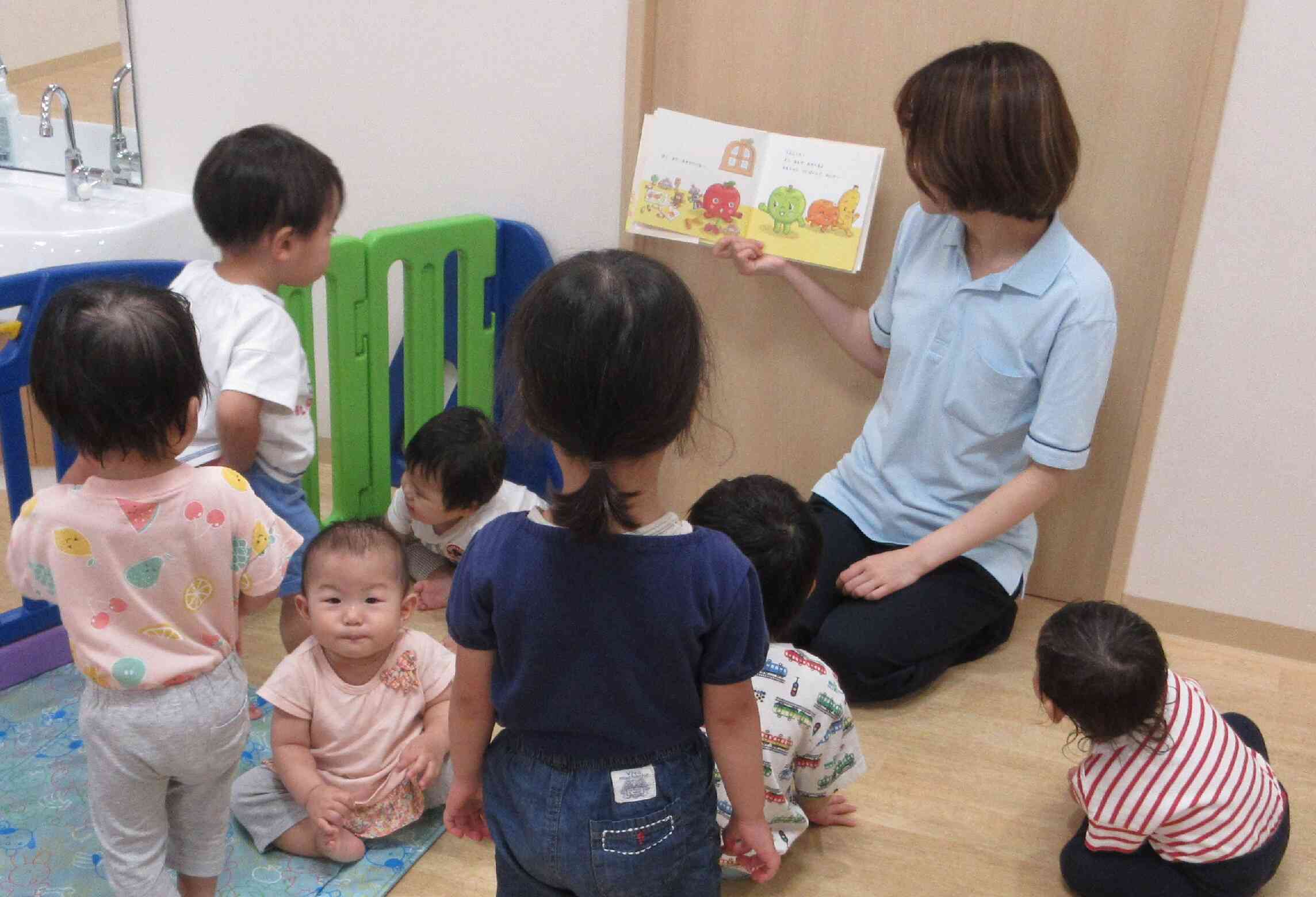 給食前の絵本タイム！１・２歳児さんと一緒に見たよ♪