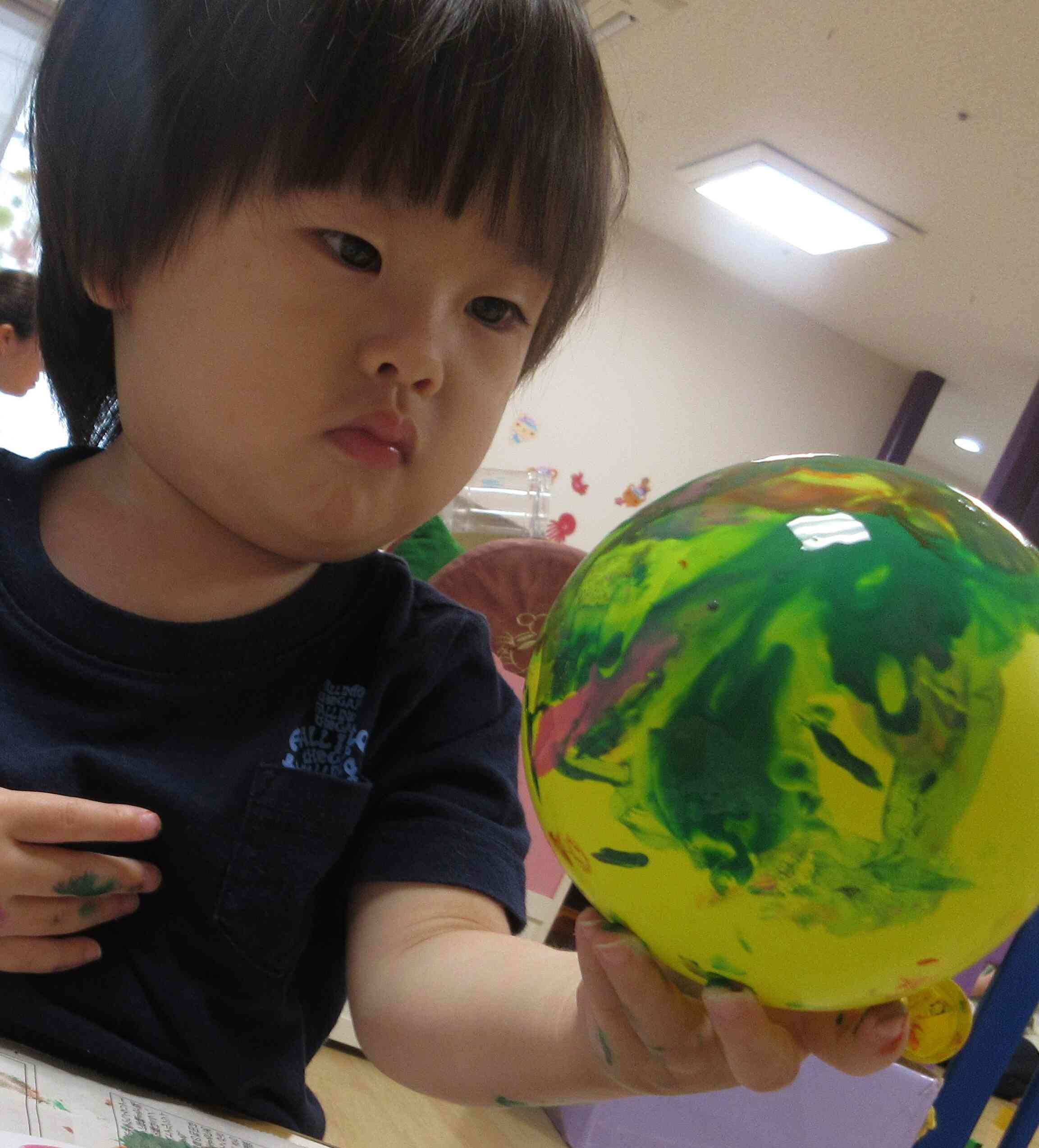 風船についた絵の具を観察中…