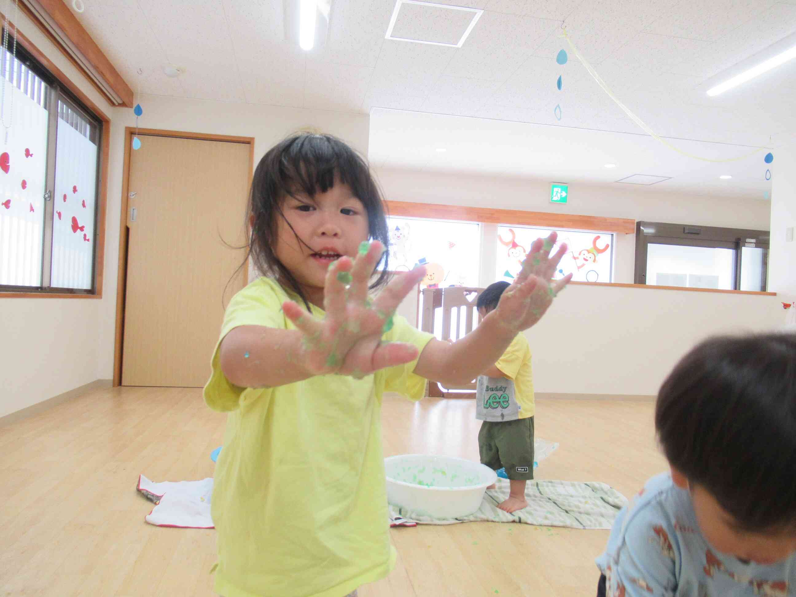 手が緑になっちゃった～