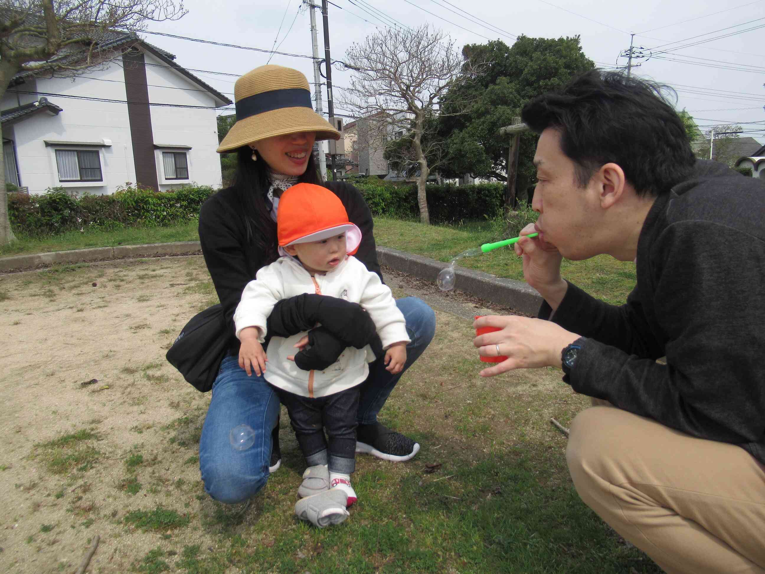 お父さんが大きなシャボン玉作ってくれたよ