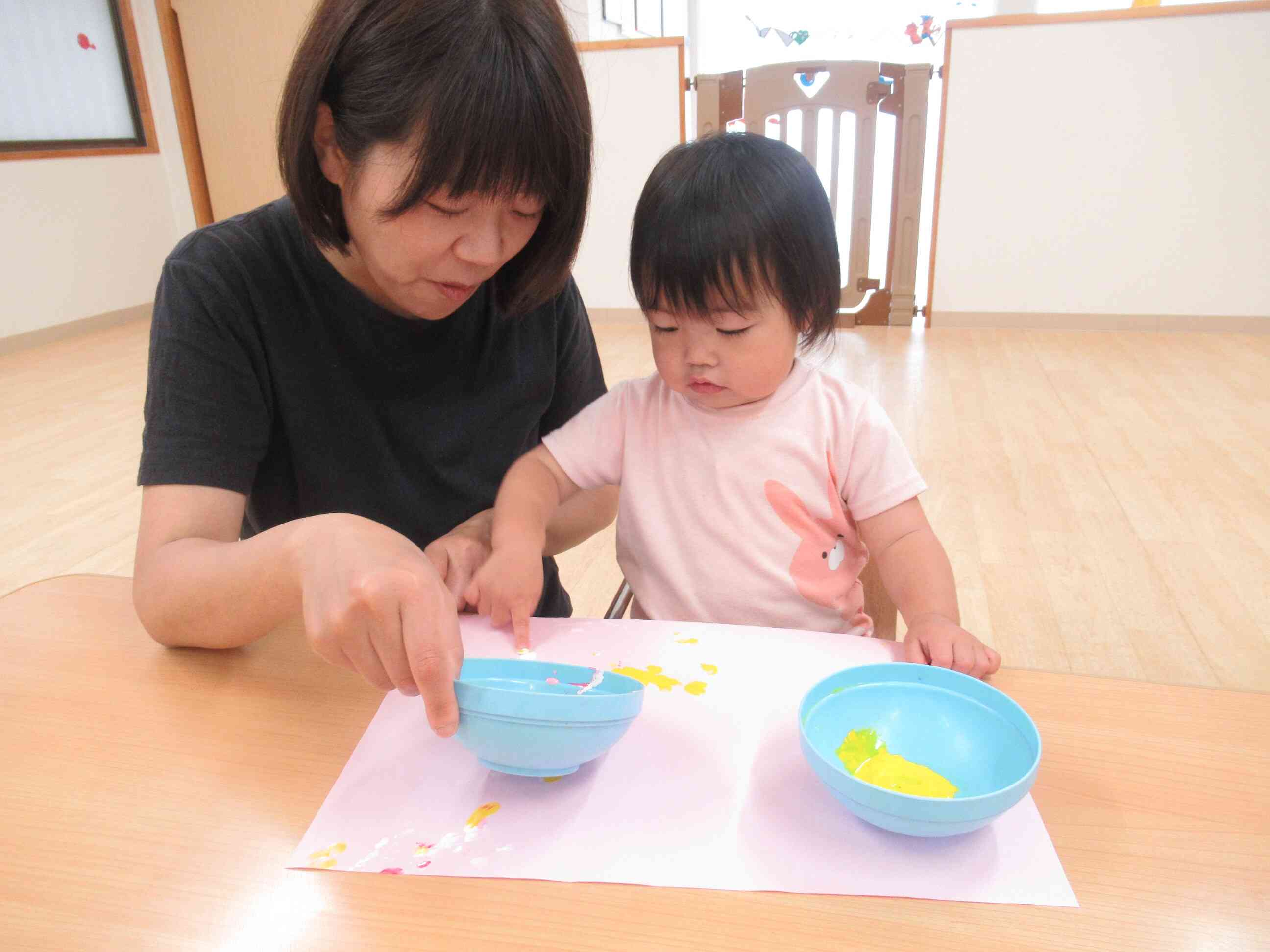 絵の具で遊びに夢中です！