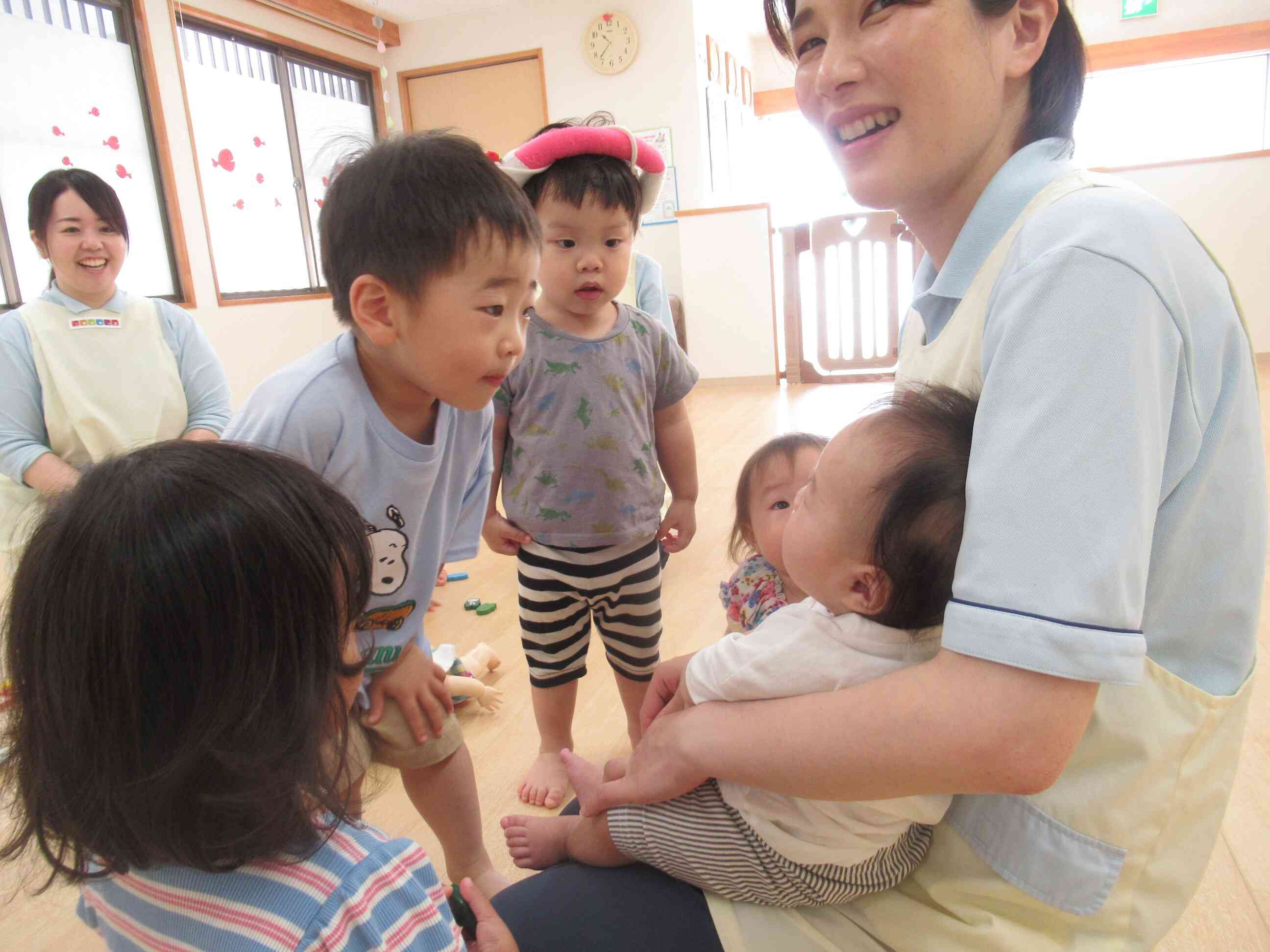 １・２歳児の子どもたちも可愛いい赤ちゃんが気になっている様子でした。
