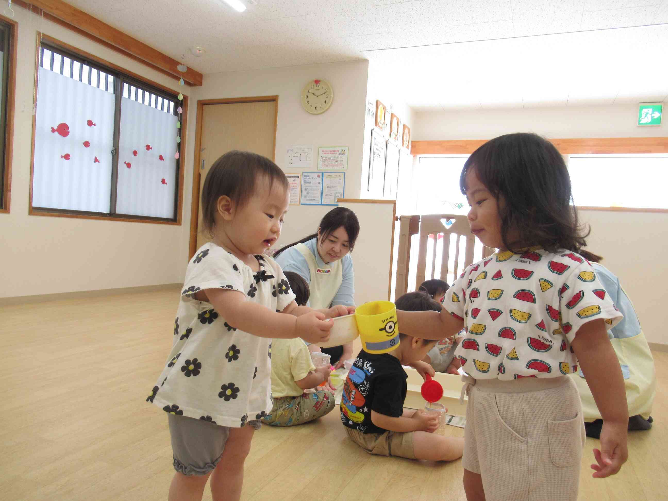 氷をコップに入れて「かんぱ～い」