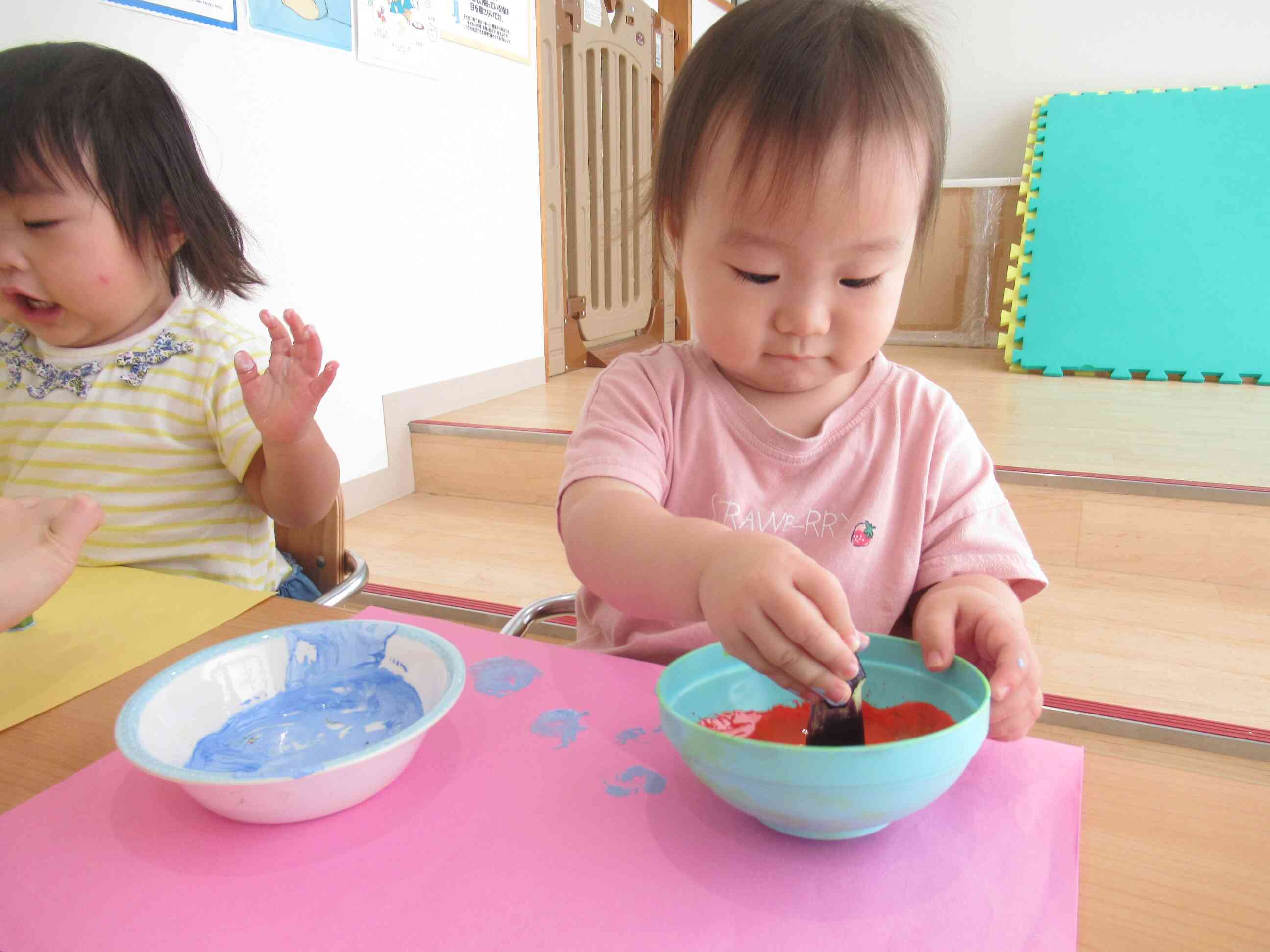 １歳児(あひる組)さんも頑張って野菜スタンプしていましたよ。