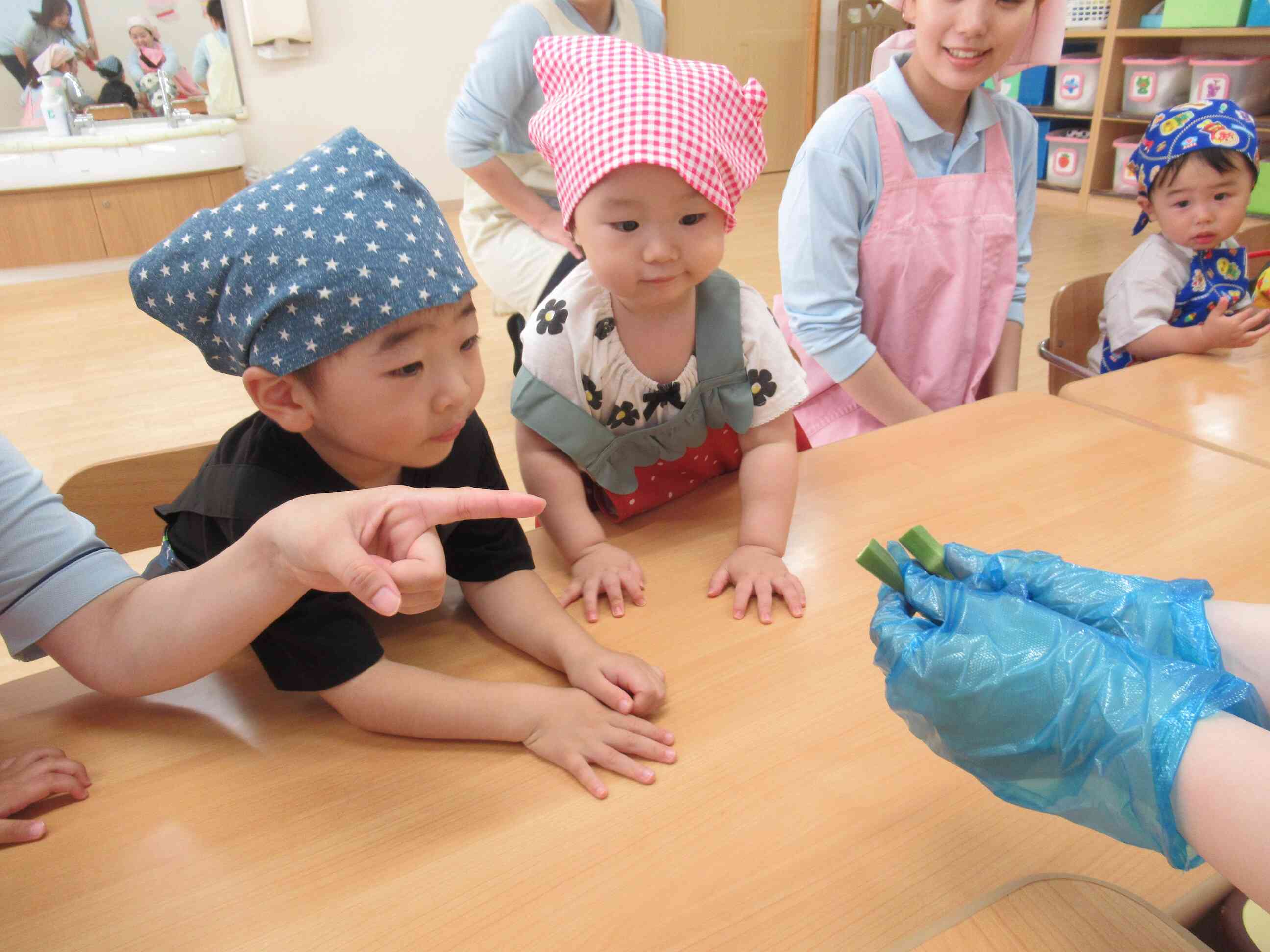 食育活動できゅうりの塩昆布和えを作ったよ