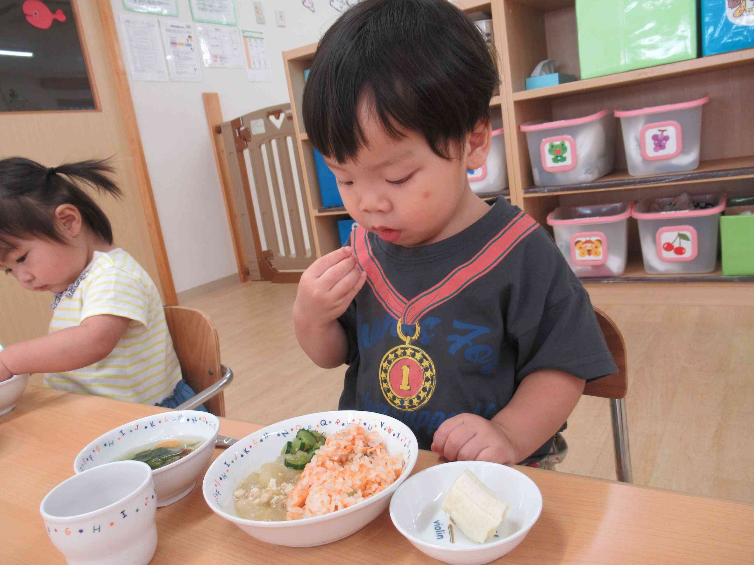 食べるとポリポリと音がするのを楽しんでいましたよ。