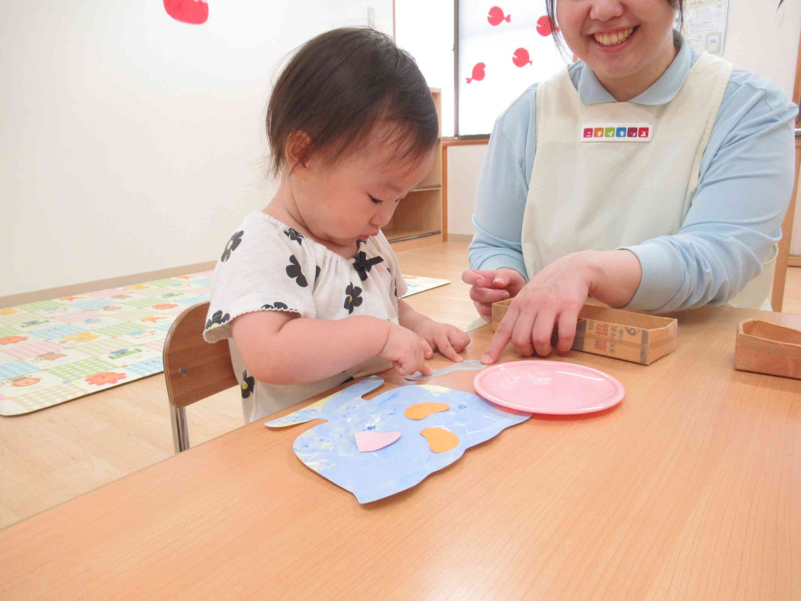 細かいところも指先を使って上手にぬりぬりできたね